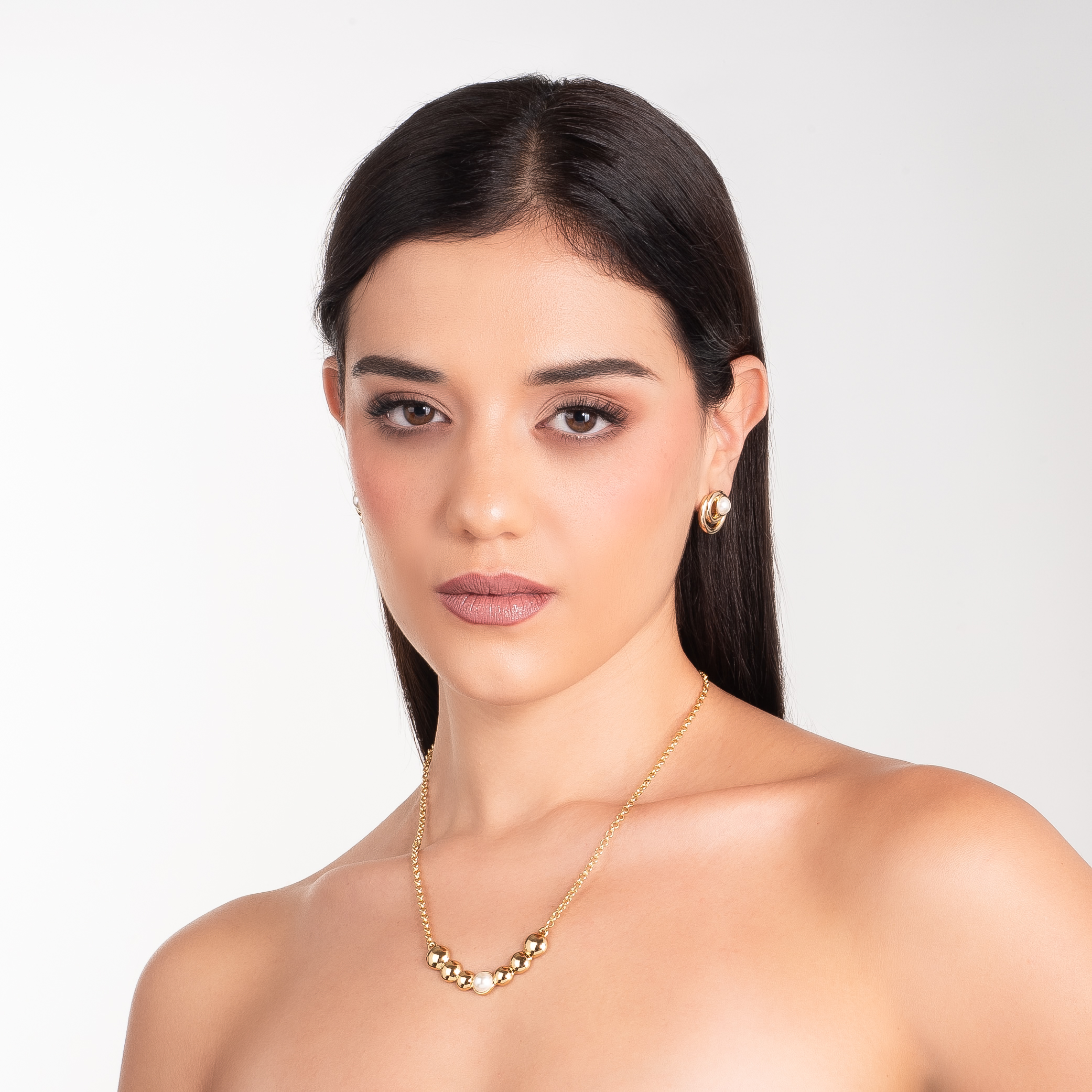 Collar en baño de oro con esferas metálicas y perla central en tono crema