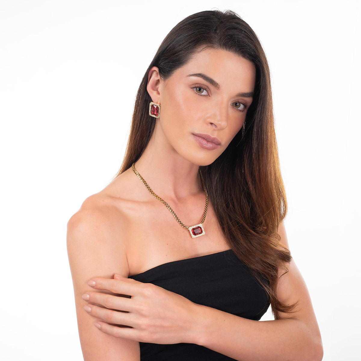 Collar en baño de oro dije cuadrado piedra fucsia brillante