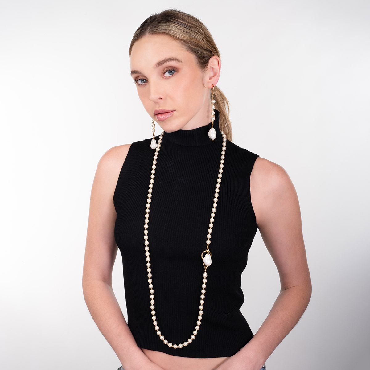 Collar en baño de oro con perlas tono crema diseño largo