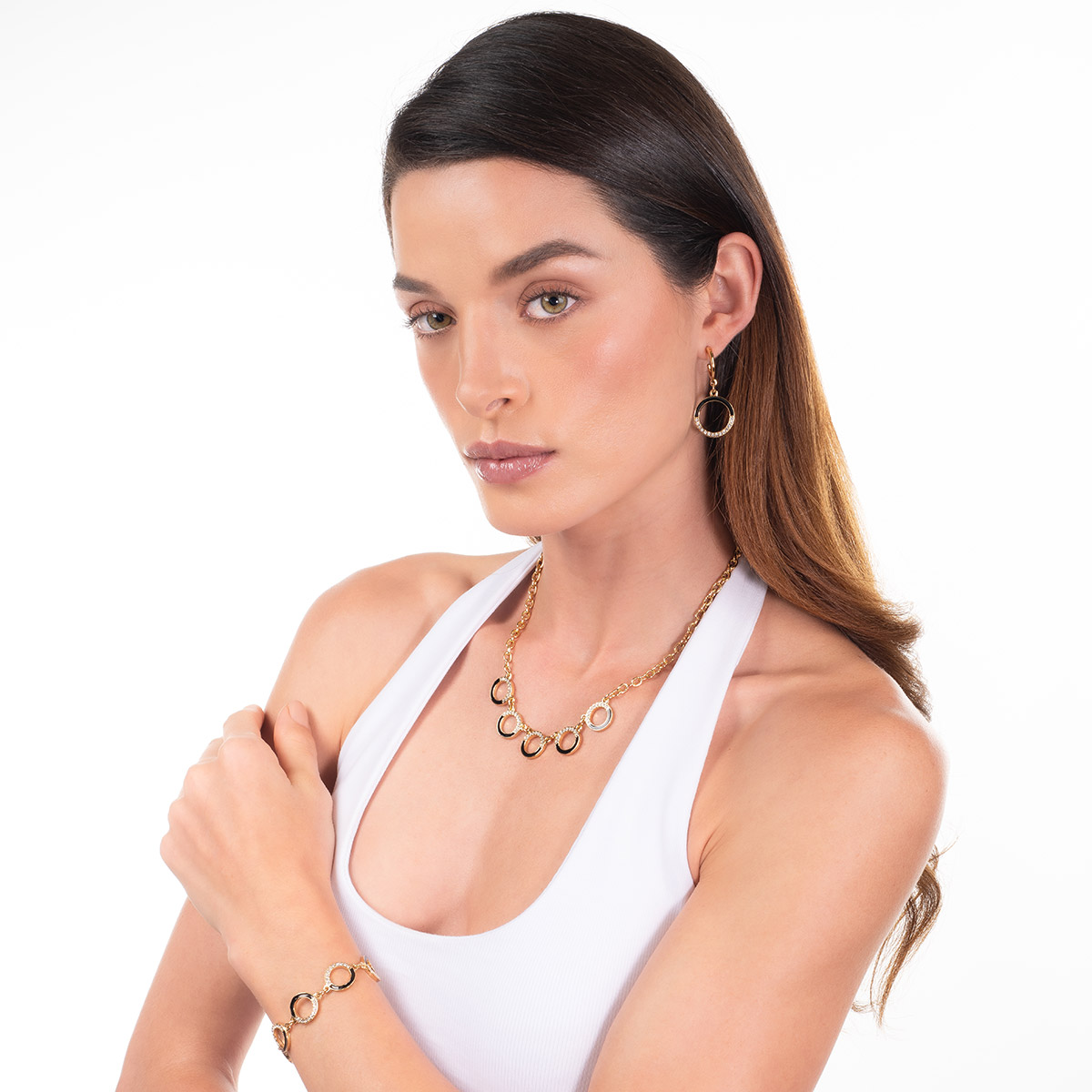 Collar en baño de oro círculos negro y toque brillante