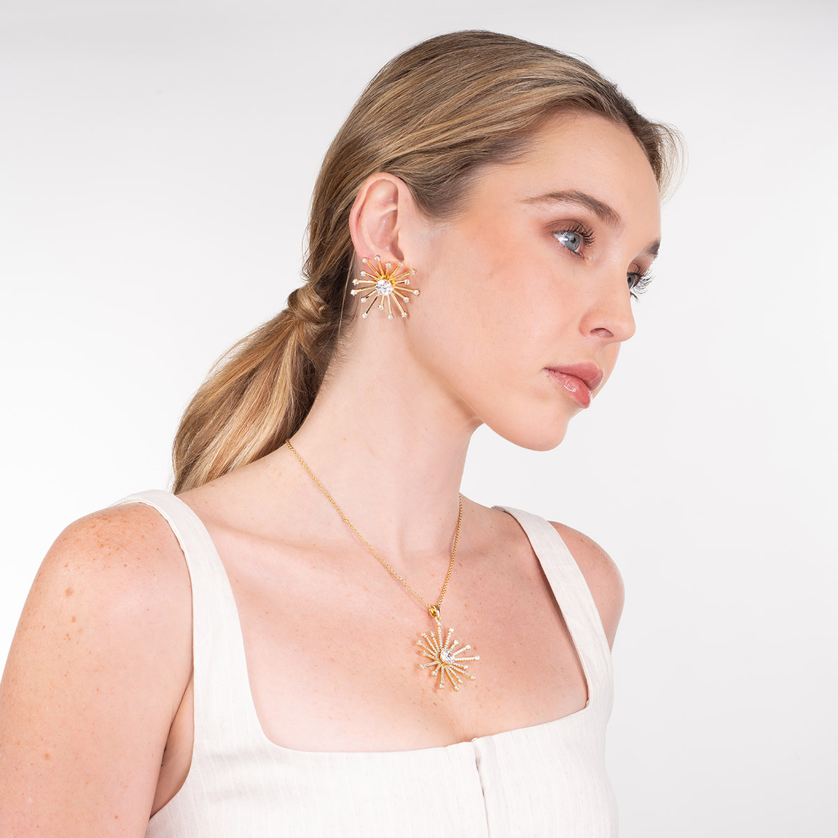 Collar en baño de oro con dije radial y piedra brillante