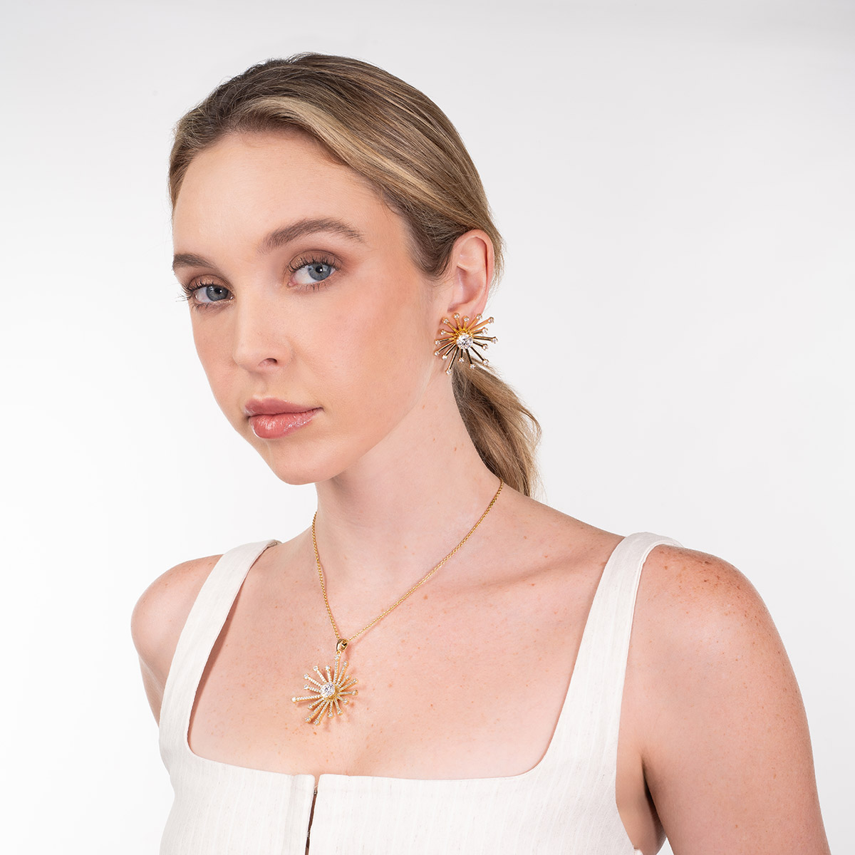 Collar en baño de oro con dije radial y piedra brillante
