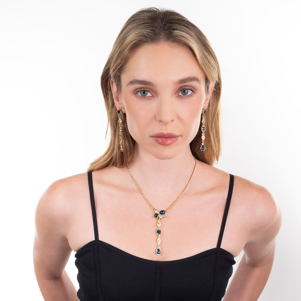 Collar en baño de oro colgante azul oscuro y toque brillante