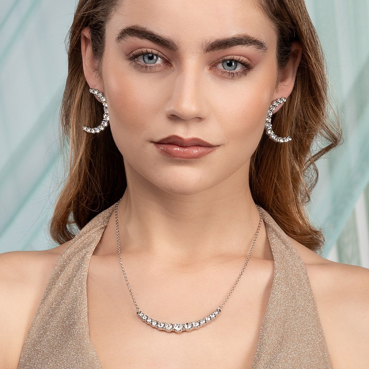 Collar en baño de platino con piedras en tono cristal