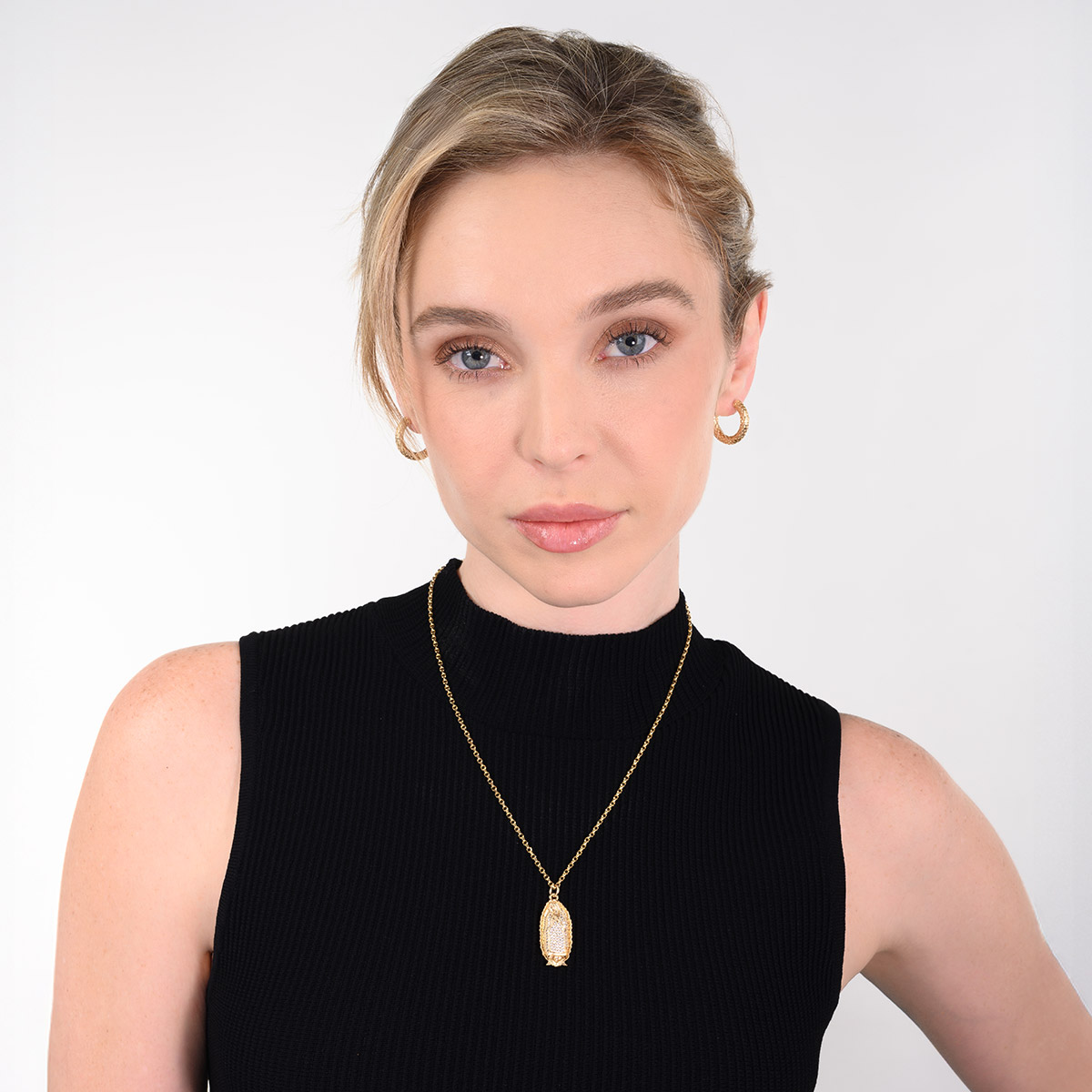 Collar en baño de oro medalla religiosa con piedras tono brillante