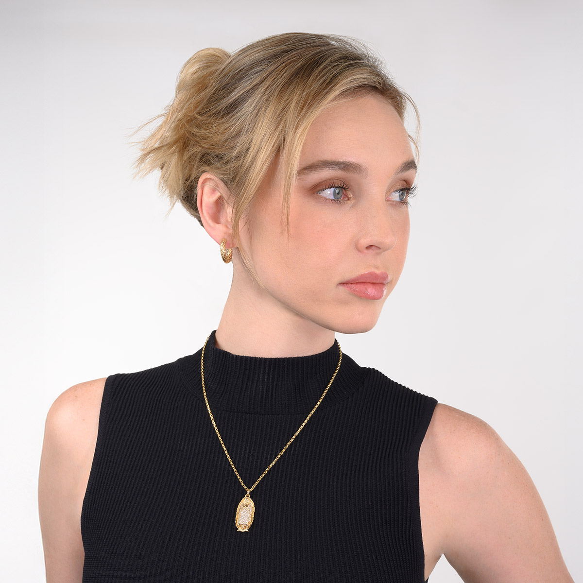 Collar en baño de oro medalla religiosa con piedras tono brillante