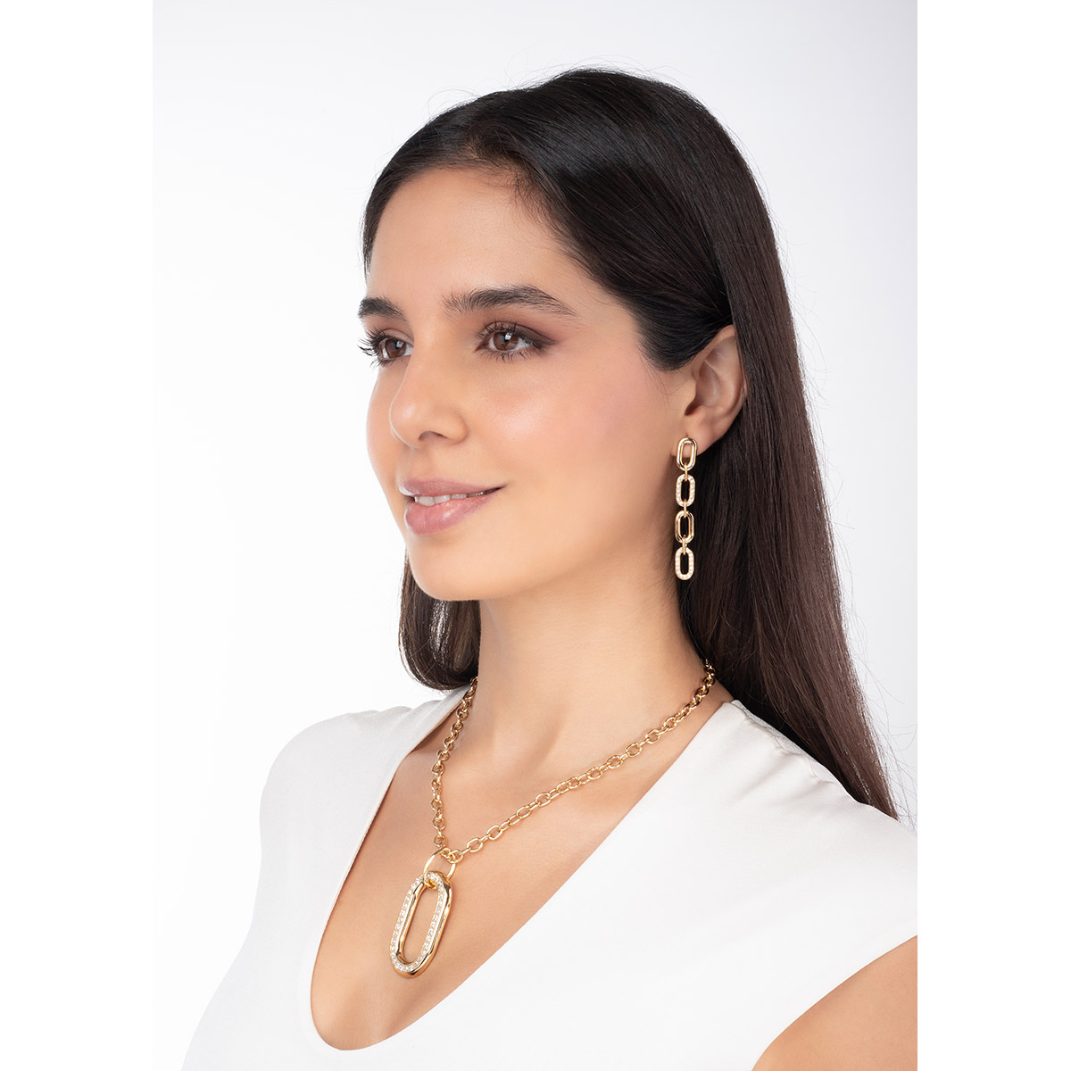 Collar en baño de oro con cadena eslabonada y dije ovalado decorado con piedras en tono cristal, ideal para sumar un toque brillante y moderno.