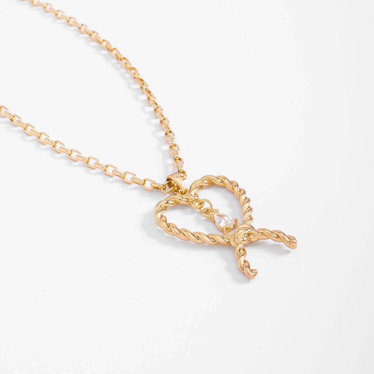 Collar en baño de oro con dije lazo retorcido y piedra brillante