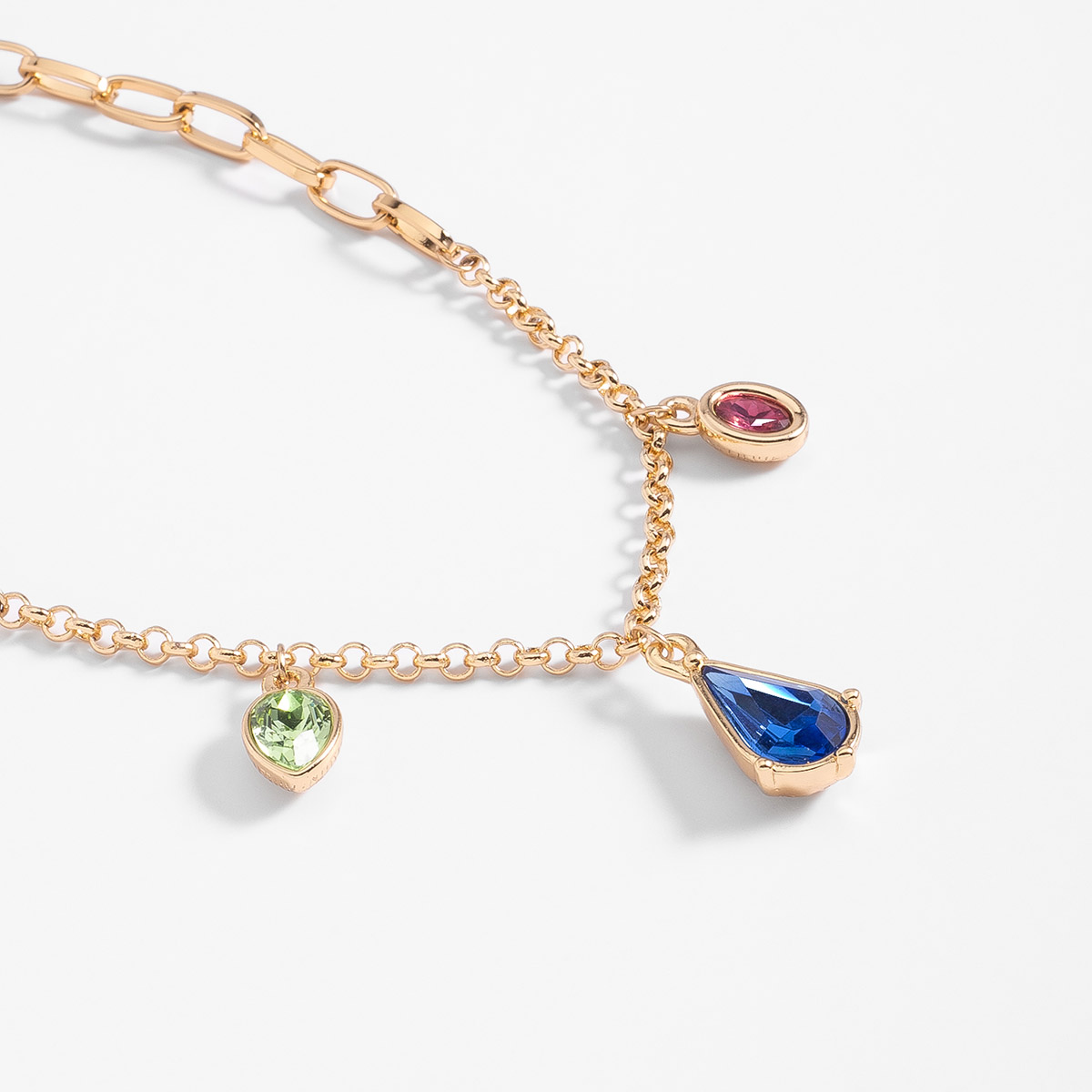 Collar en baño de oro con eslabones y dijes de piedras de color