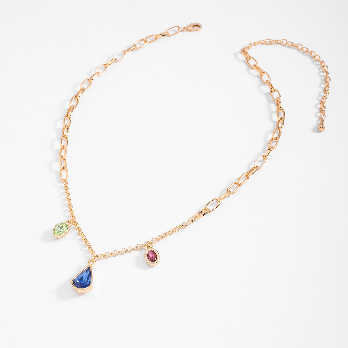 Collar en baño de oro con eslabones y dijes de piedras de color