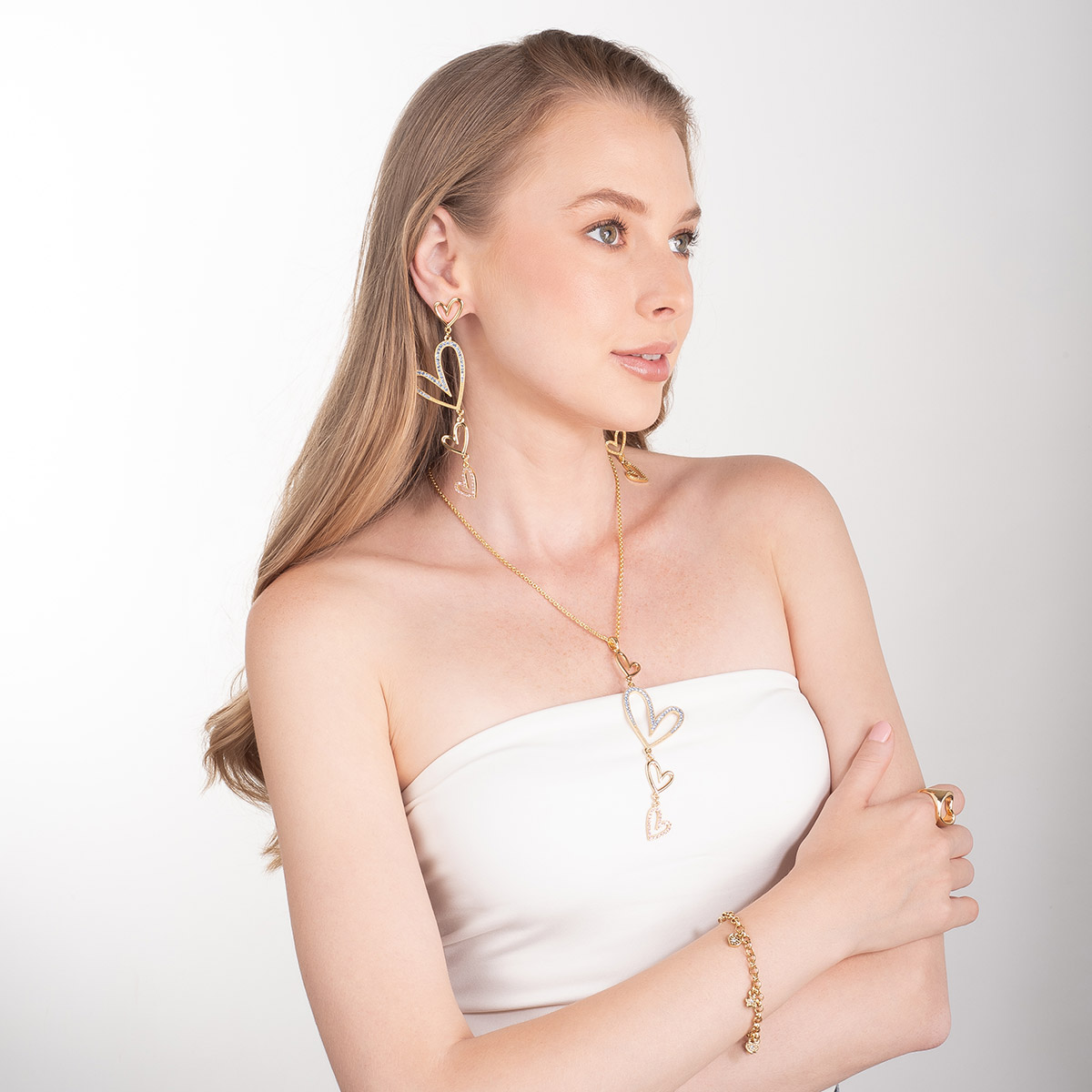 Collar en baño de oro corazones colgantes piedras azul y rosa