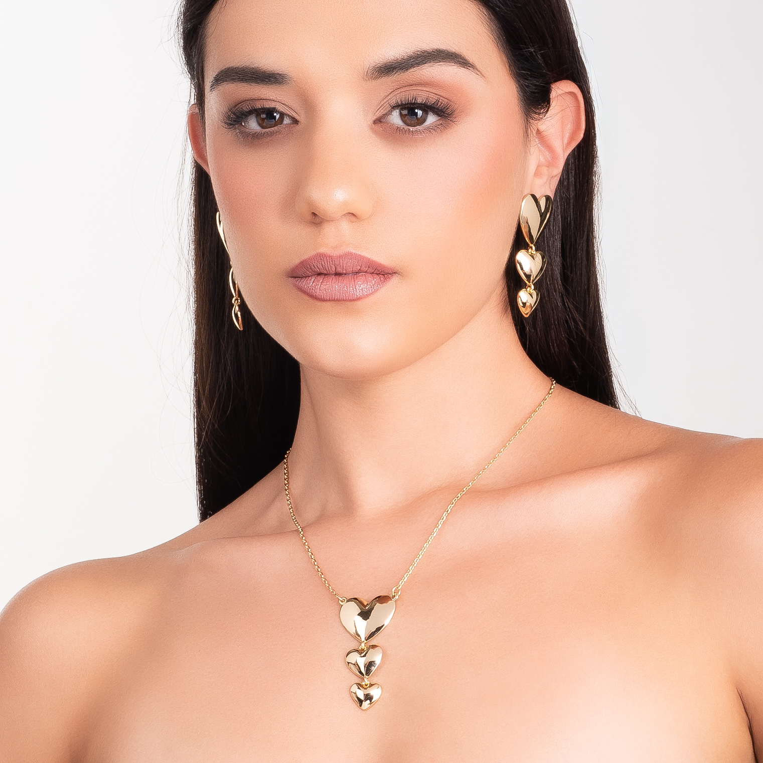 Collar en baño de oro con dijes de corazones colgantes