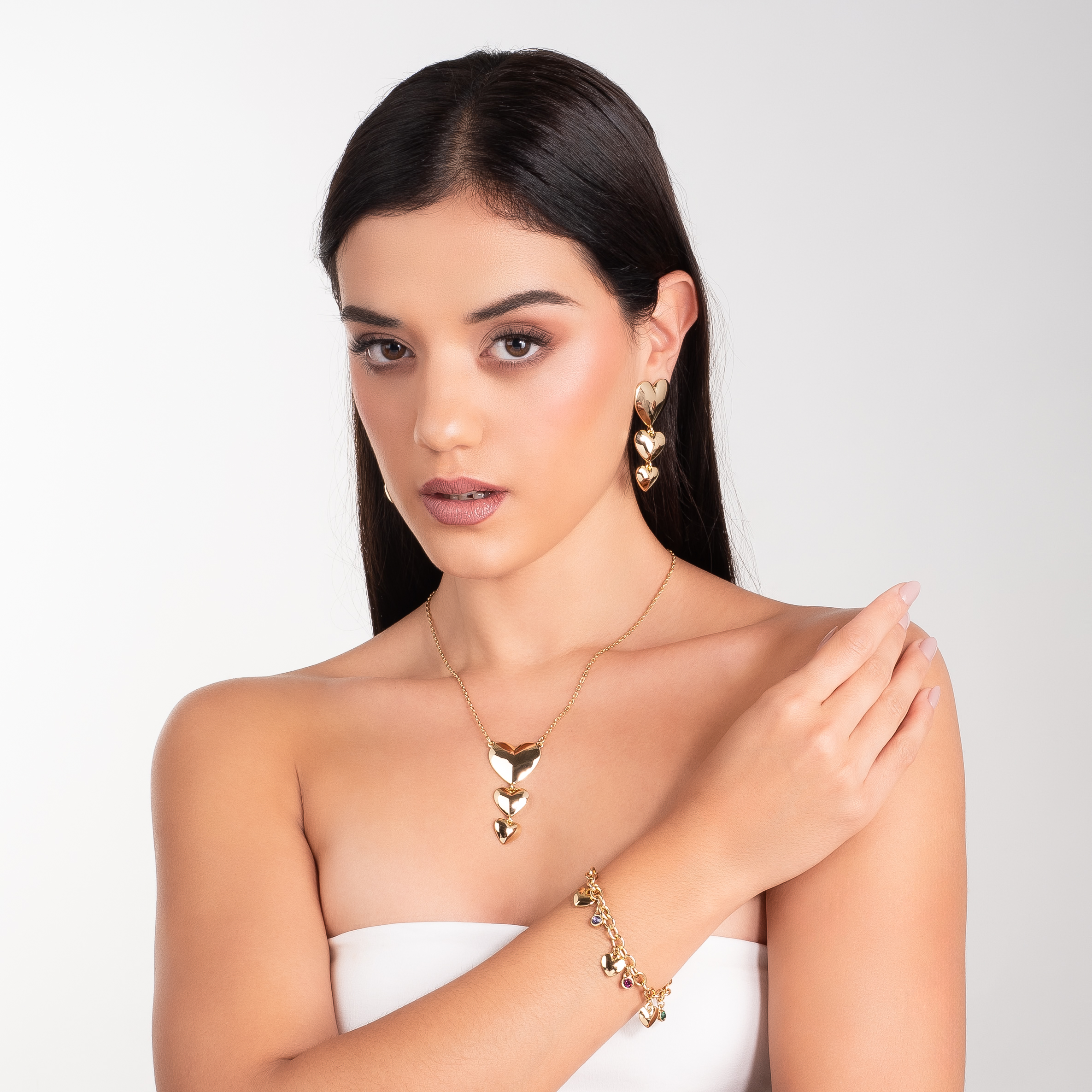 Collar en baño de oro con dijes de corazones colgantes