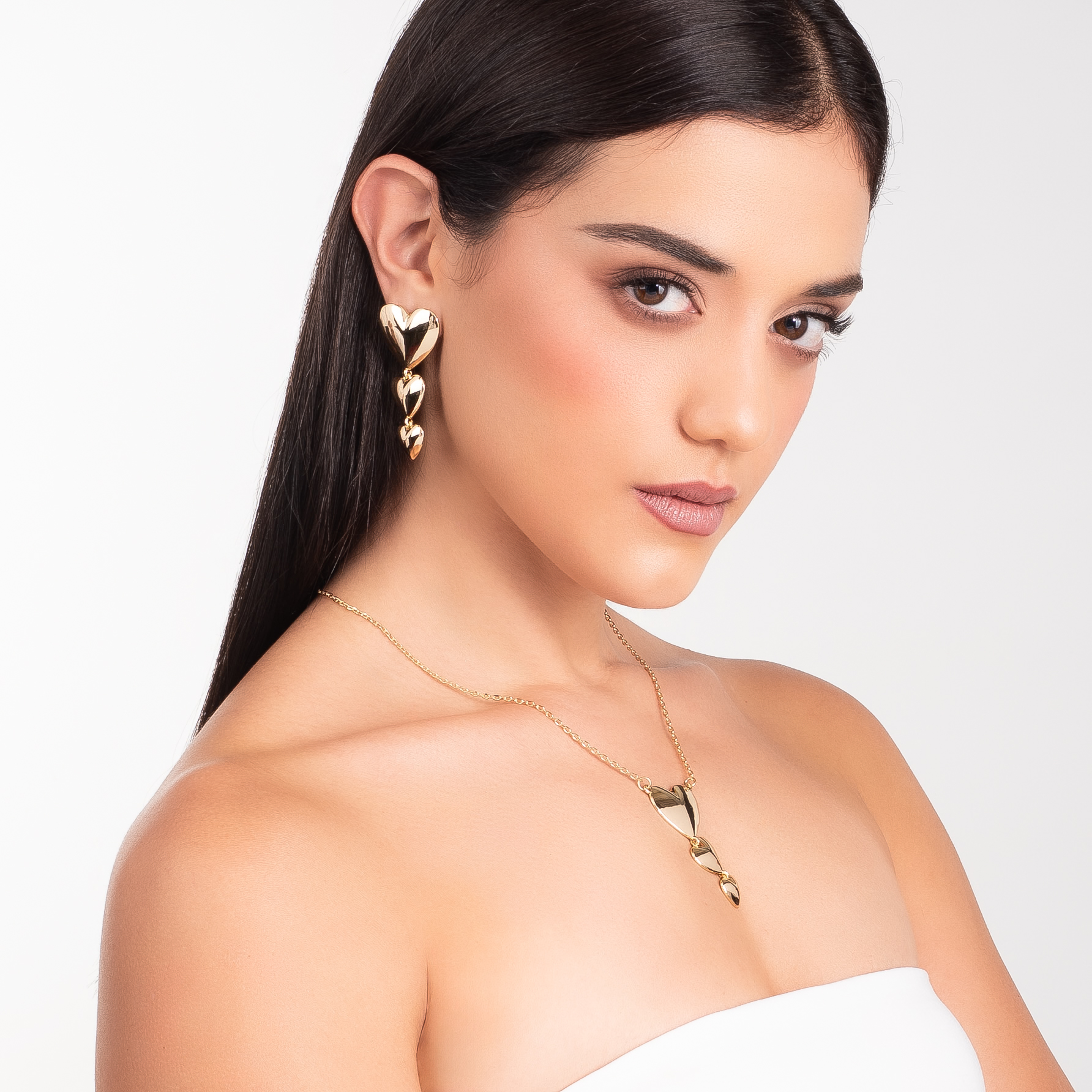 Collar en baño de oro con dijes de corazones colgantes