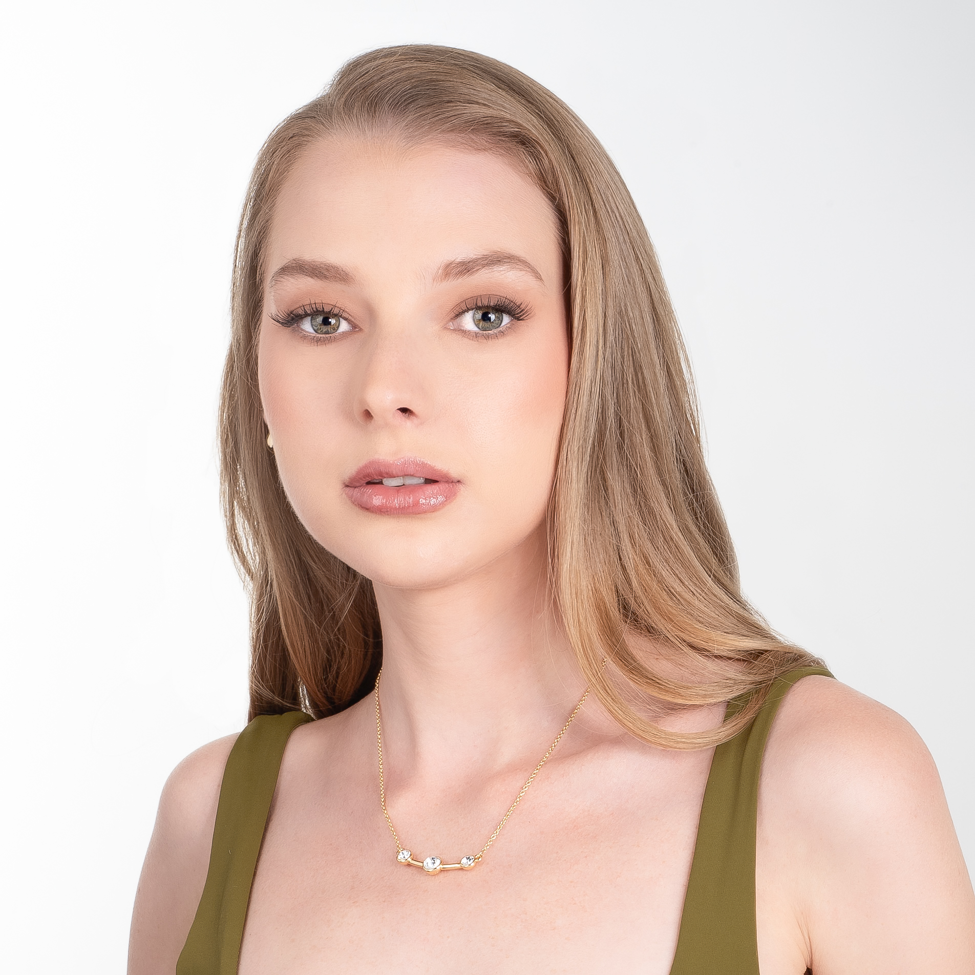 Collar en baño de oro con tres piedras en tono cristal