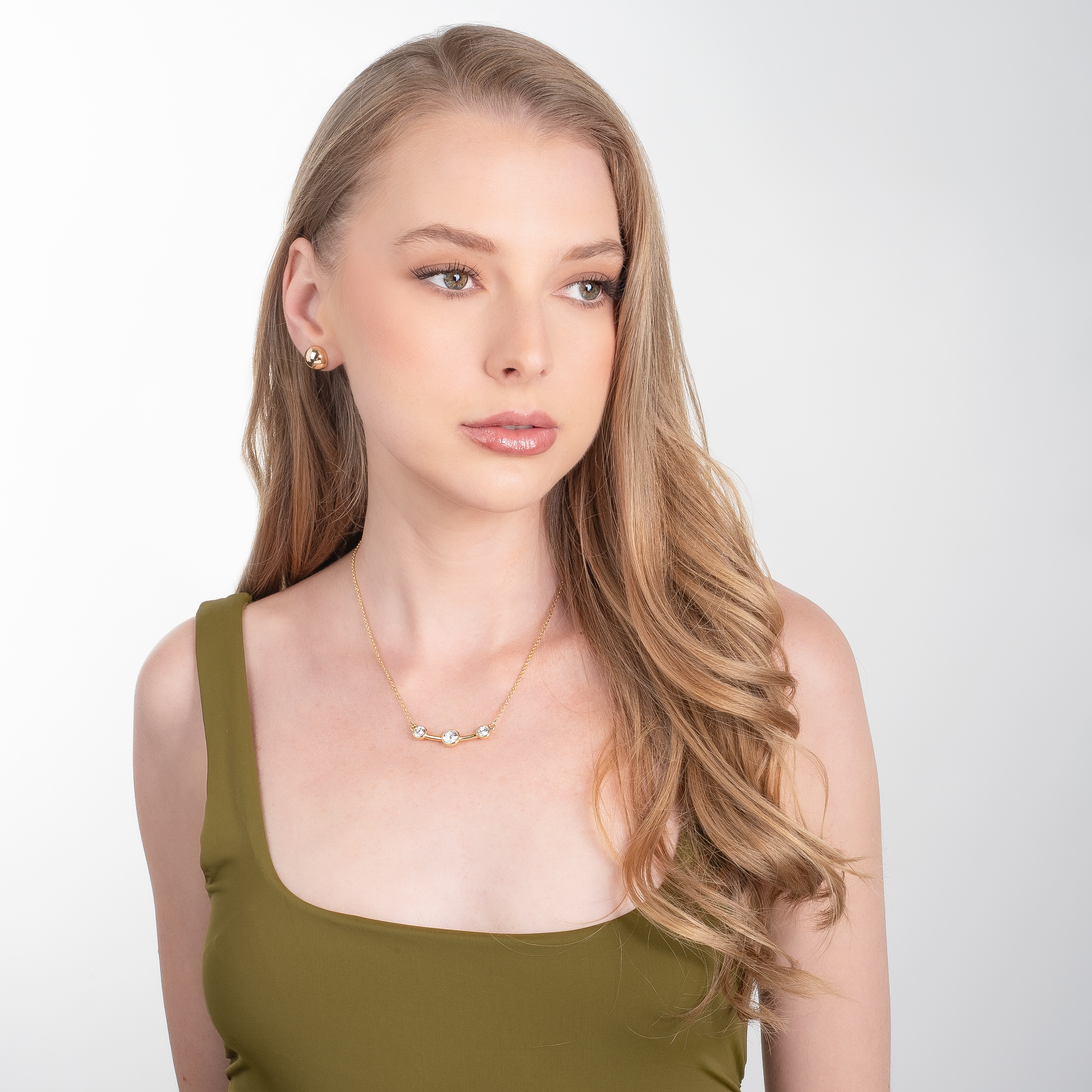 Collar en baño de oro con tres piedras en tono cristal