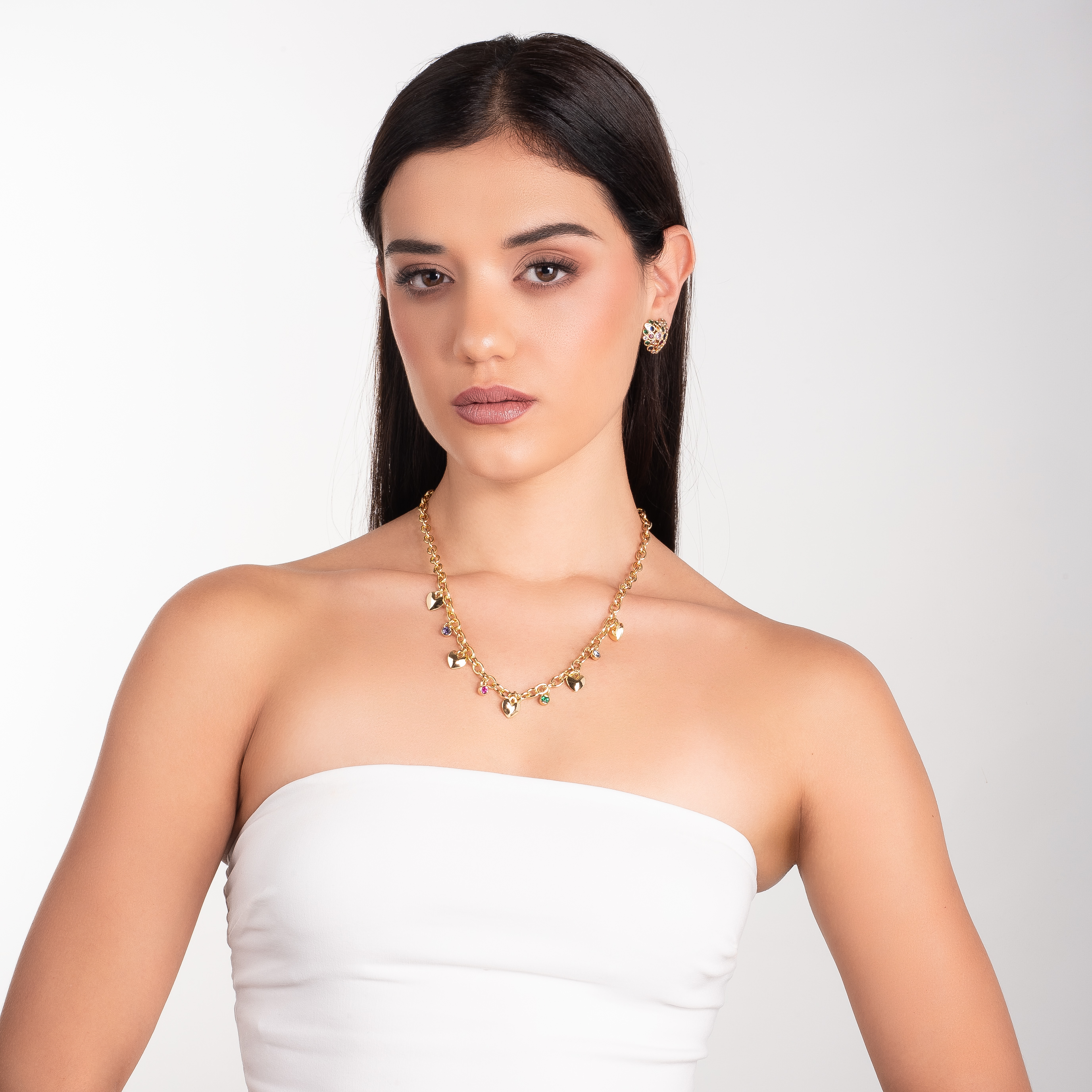 Collar en baño de oro con dijes de corazones y piedras