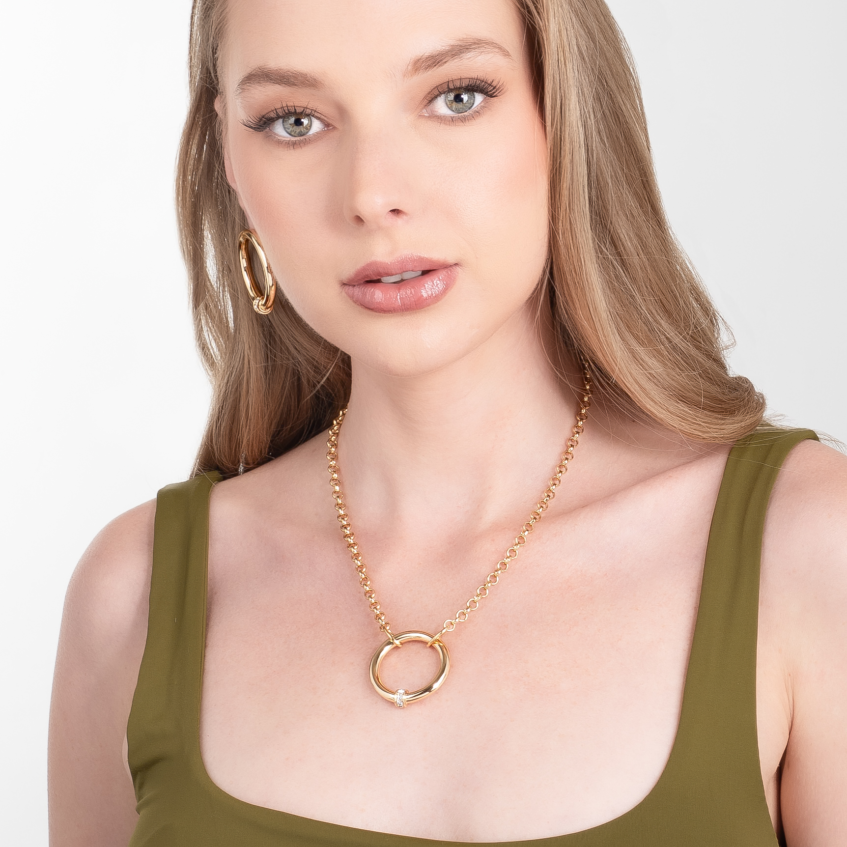 Collar en baño de oro con aro central decorado por detalles de piedras