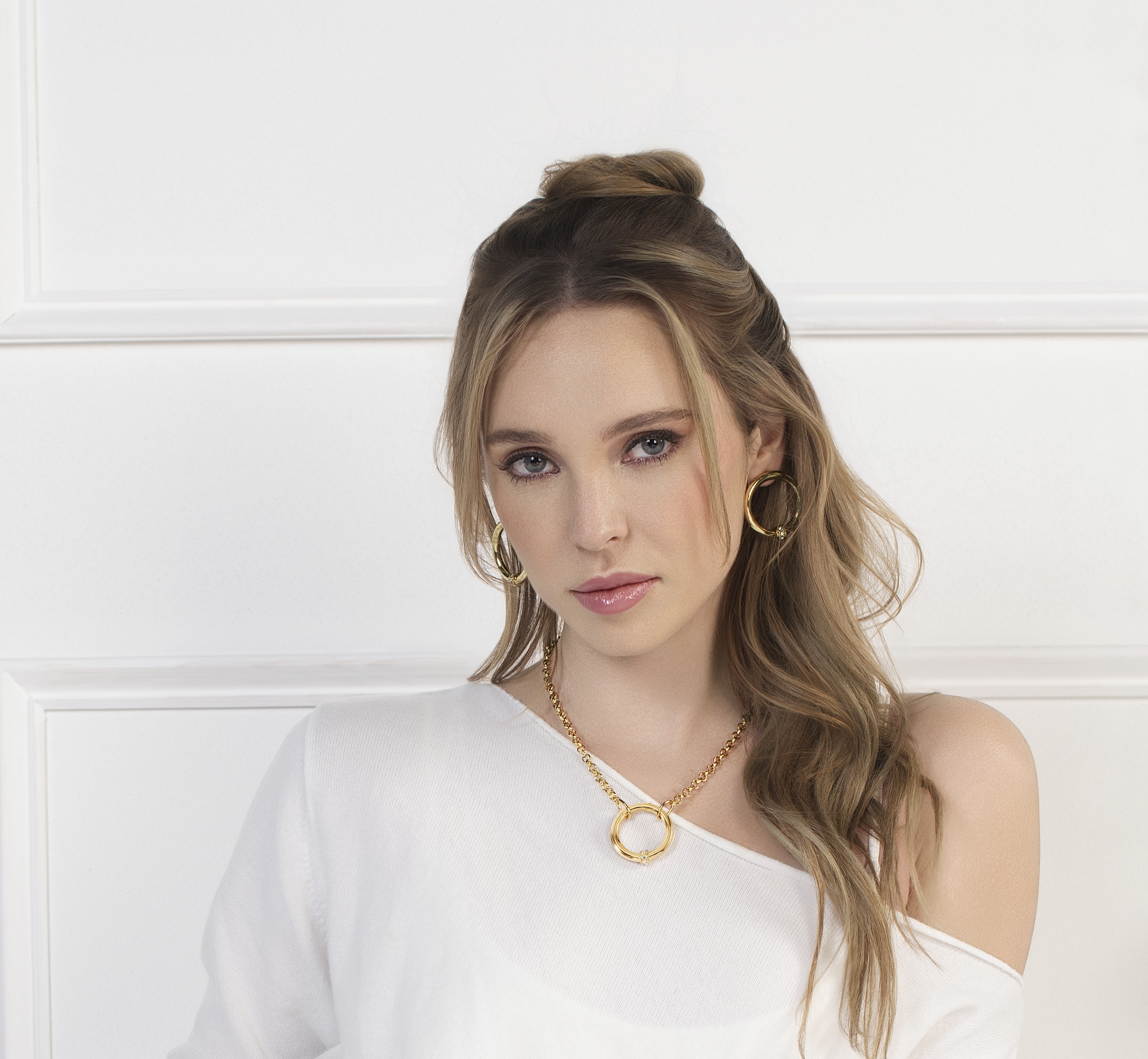 Collar en baño de oro con aro central decorado por detalles de piedras