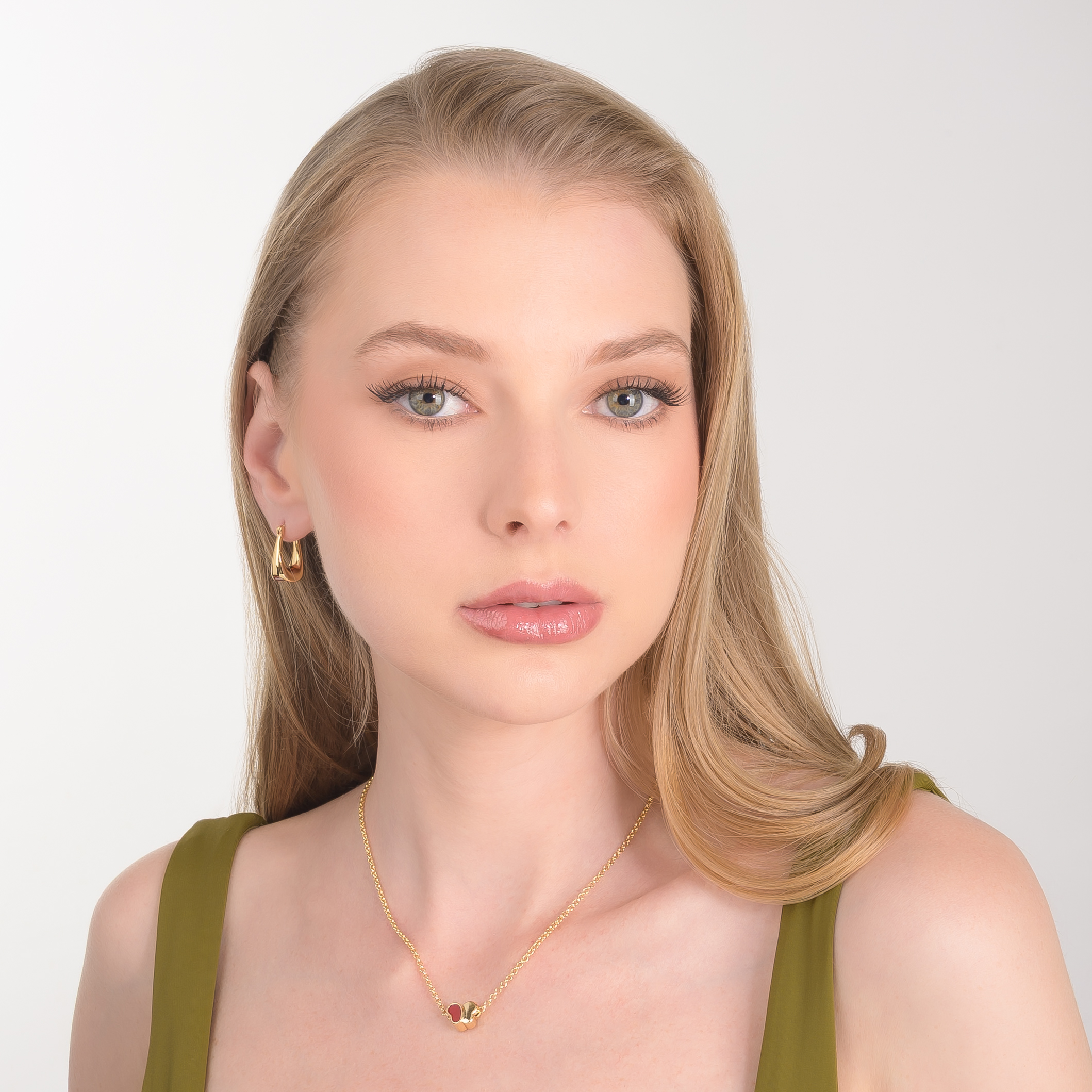 Collar en baño de oro con dije de doble corazón y esmalte en tono rojo