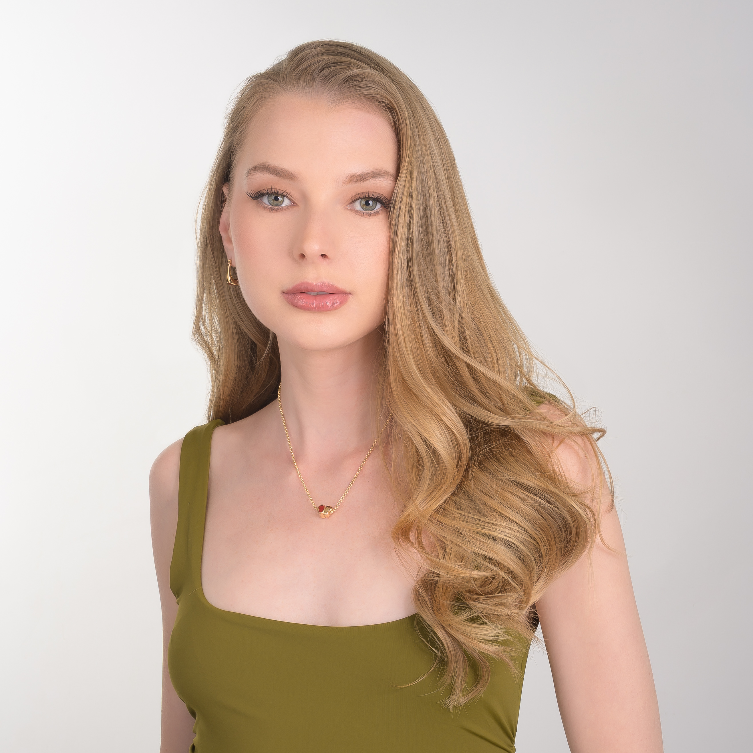 Collar en baño de oro con dije de doble corazón y esmalte en tono rojo