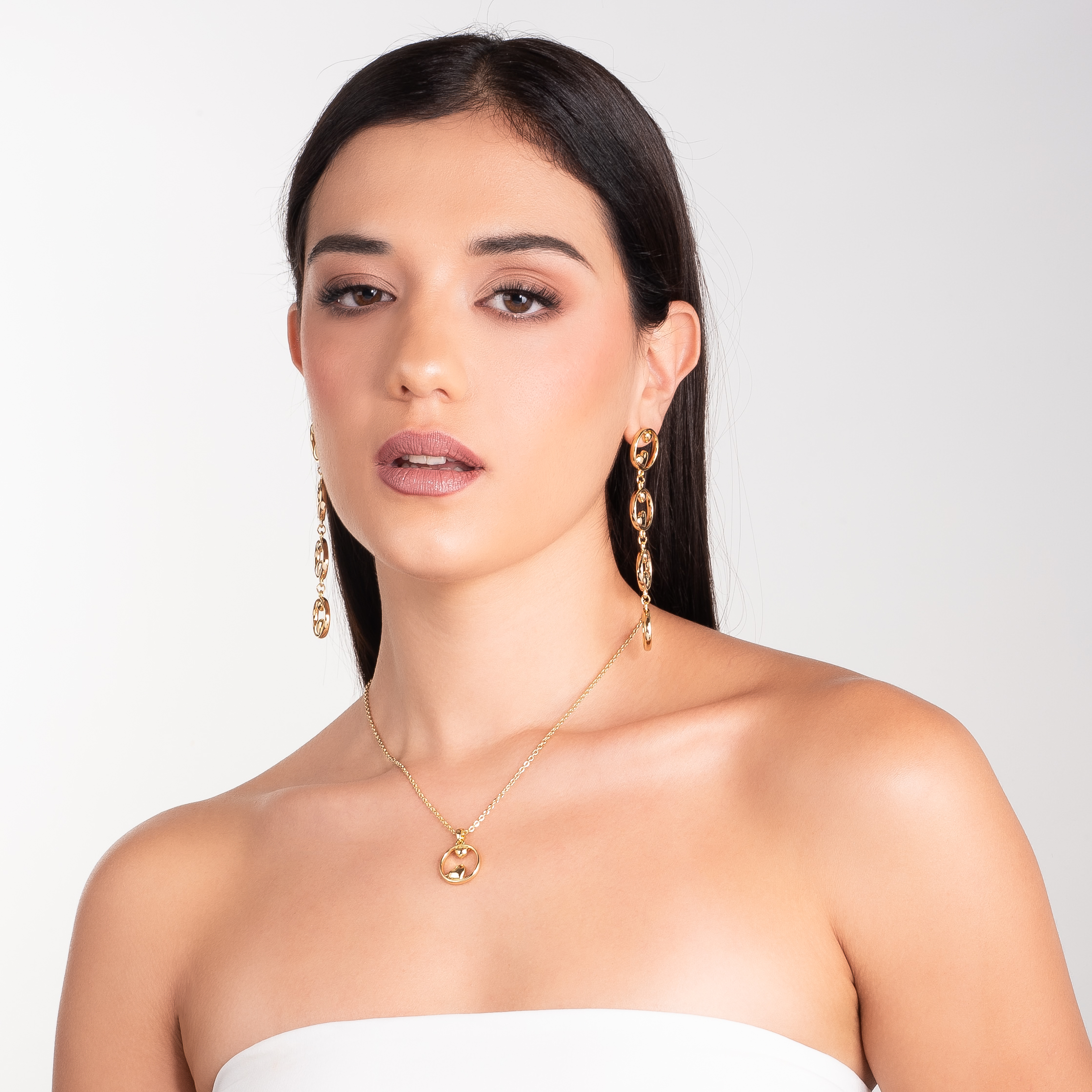 Collar en baño de oro con dije circular y corazones al centro