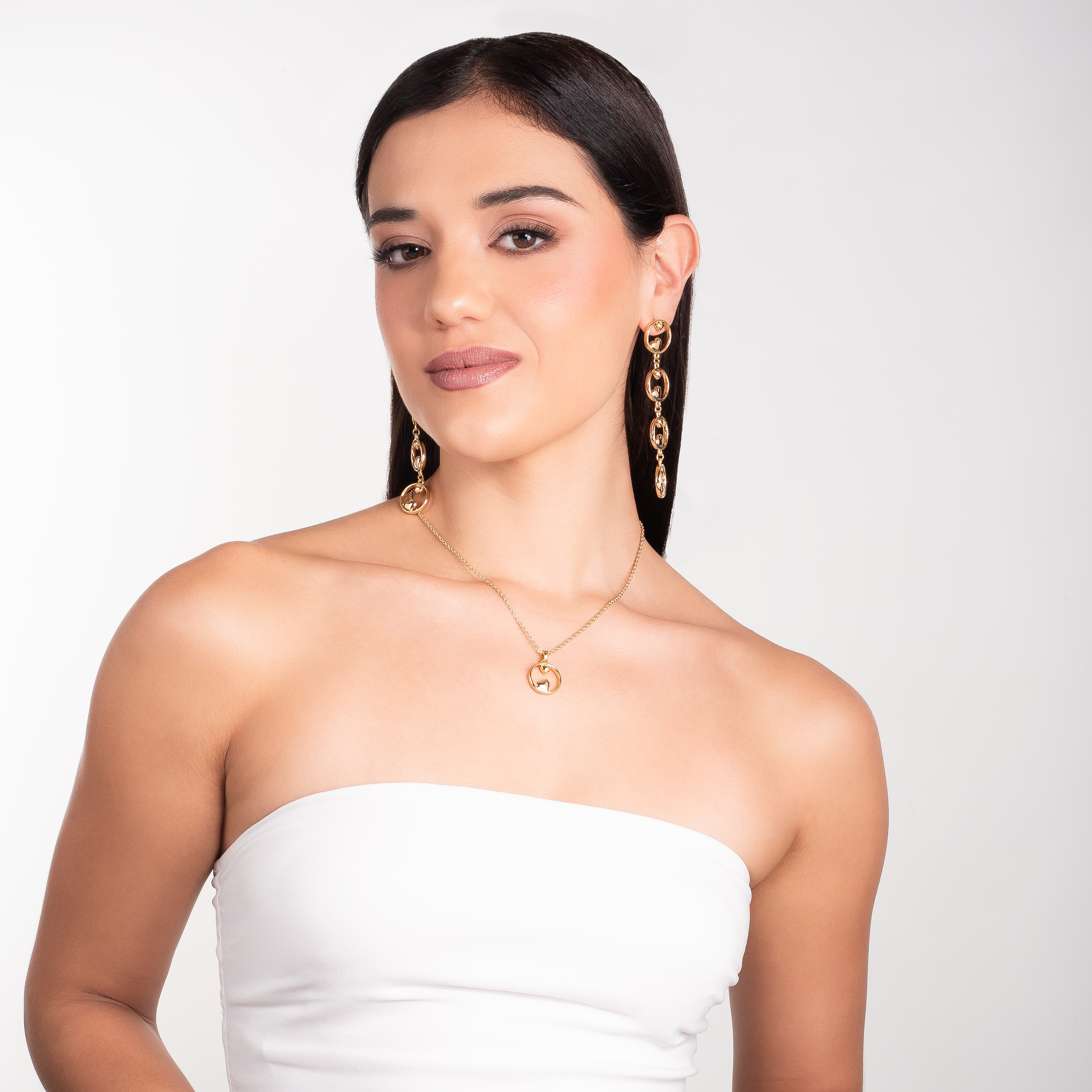 Collar en baño de oro con dije circular y corazones al centro