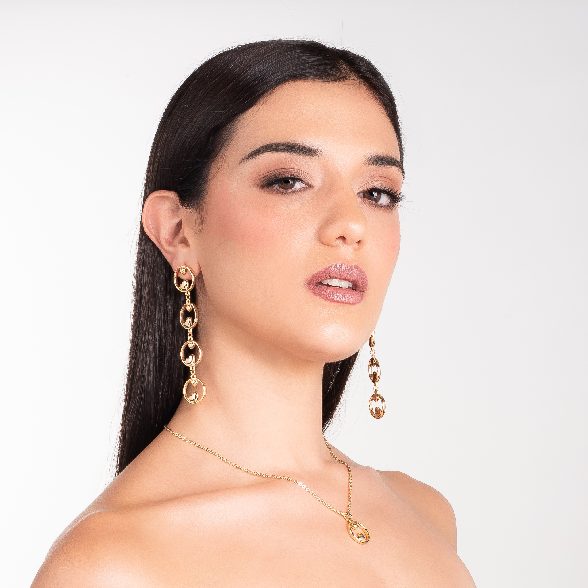 Collar en baño de oro con dije circular y corazones al centro