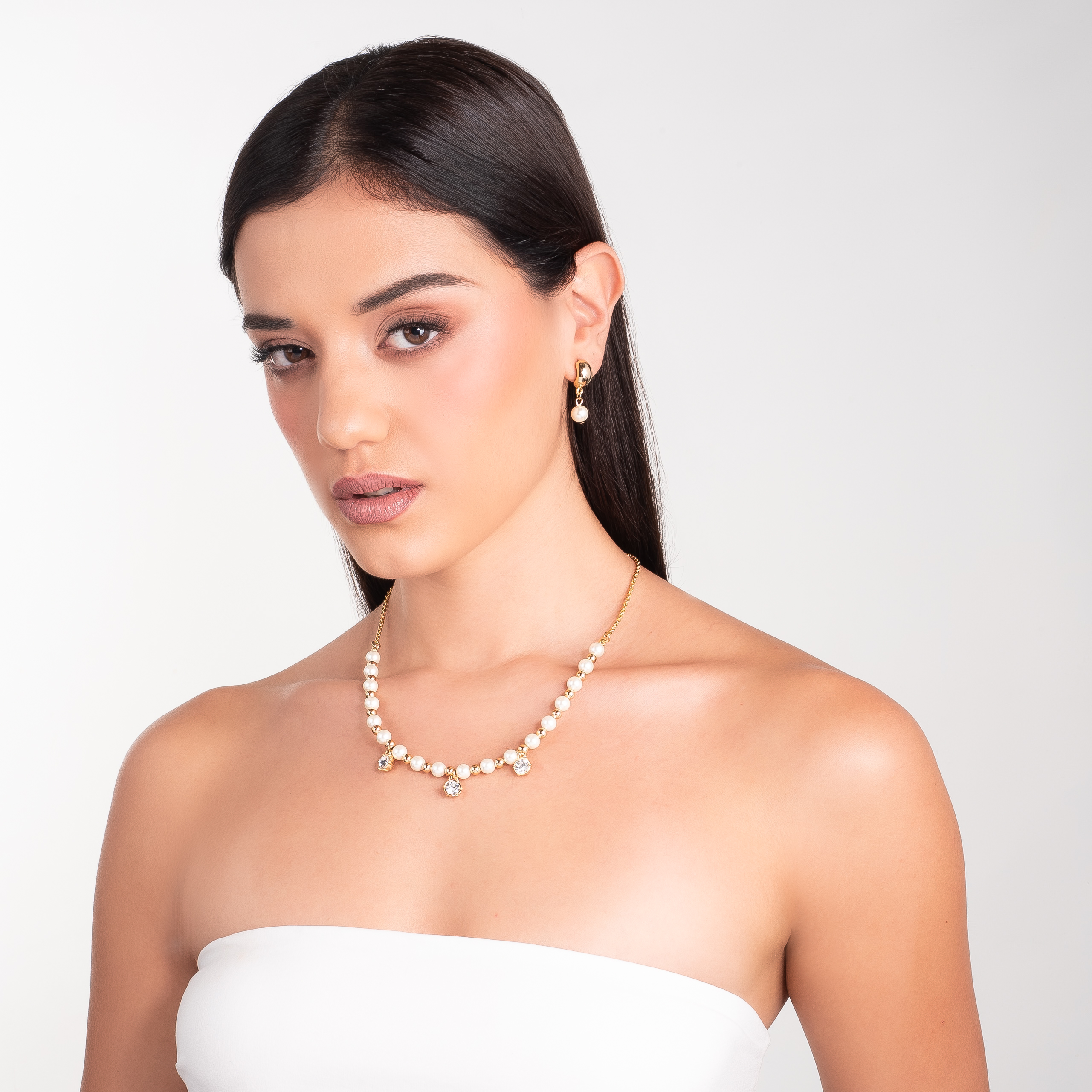 Collar en baño de oro con perlas esferas metálicas y colgantes de piedras