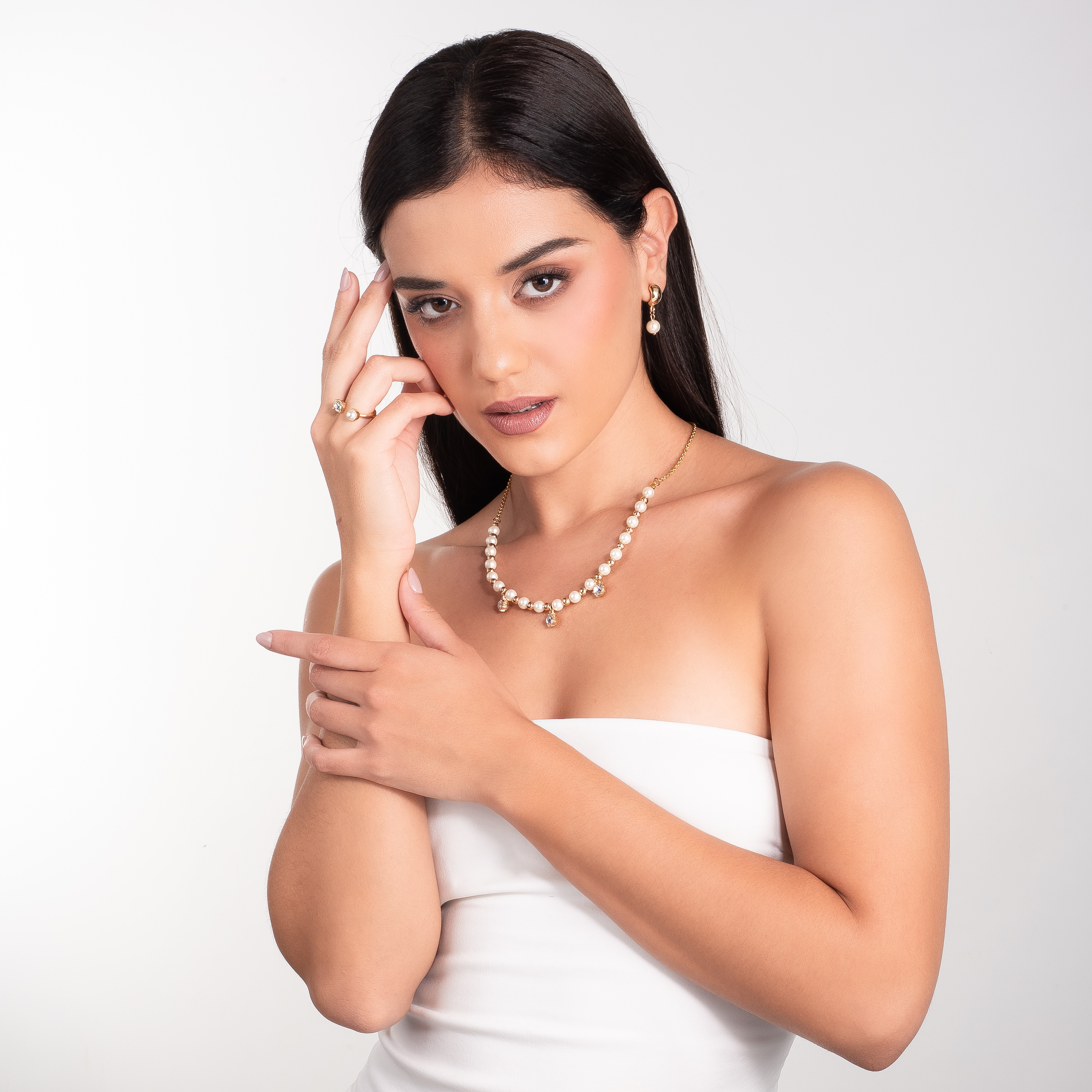 Collar en baño de oro con perlas esferas metálicas y colgantes de piedras