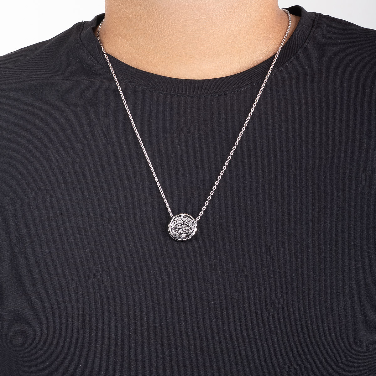 Collar en baño de rodio medalla calada motivo floral