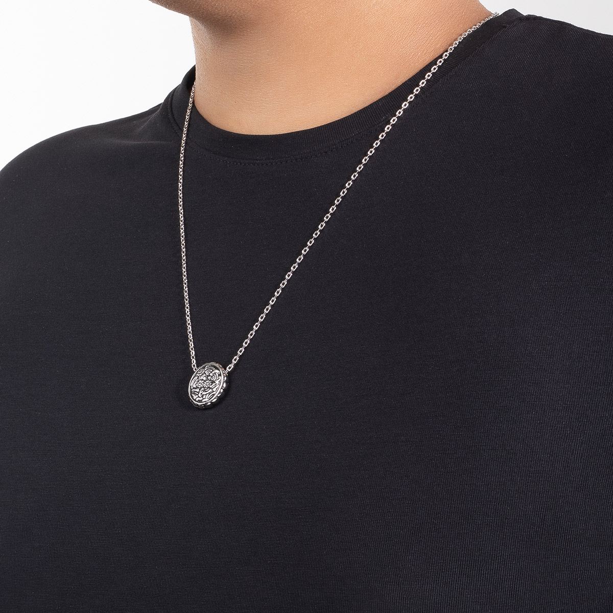 Collar en baño de rodio medalla calada motivo floral