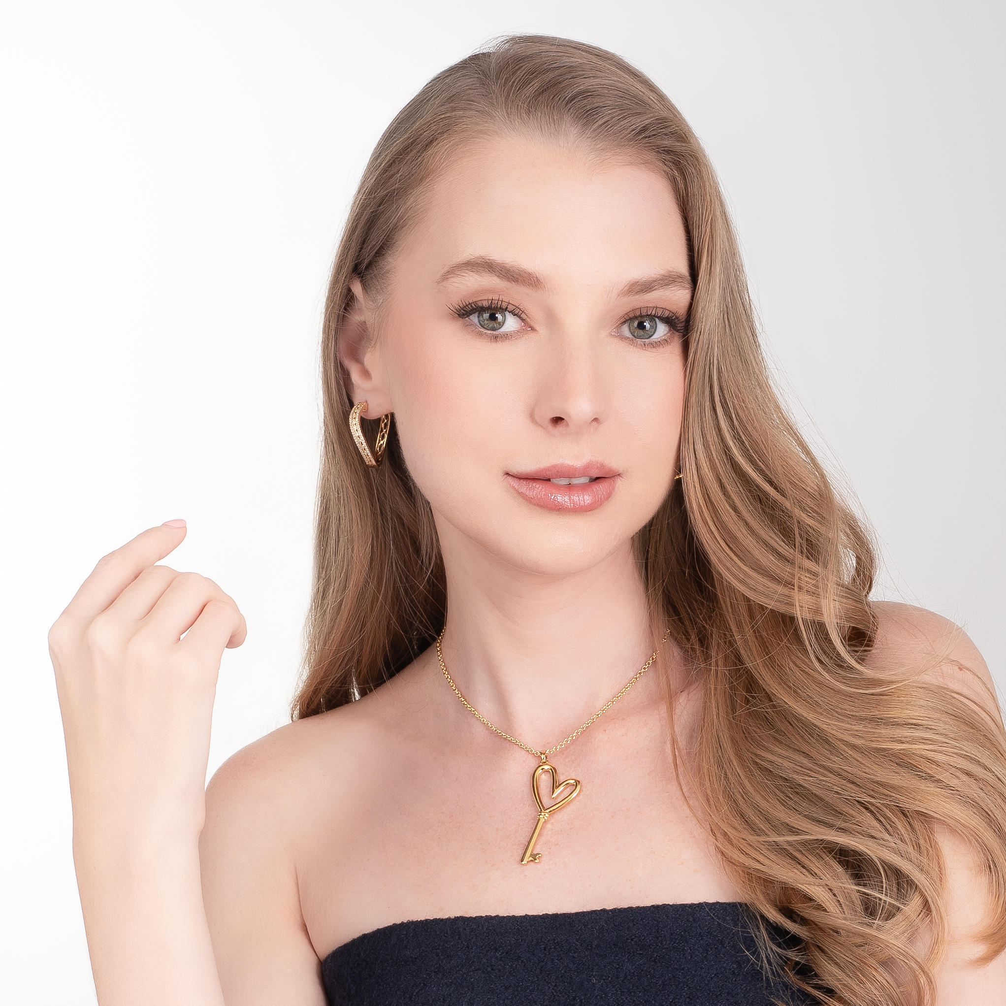 Collar en baño de oro con dije llave corazón moderno