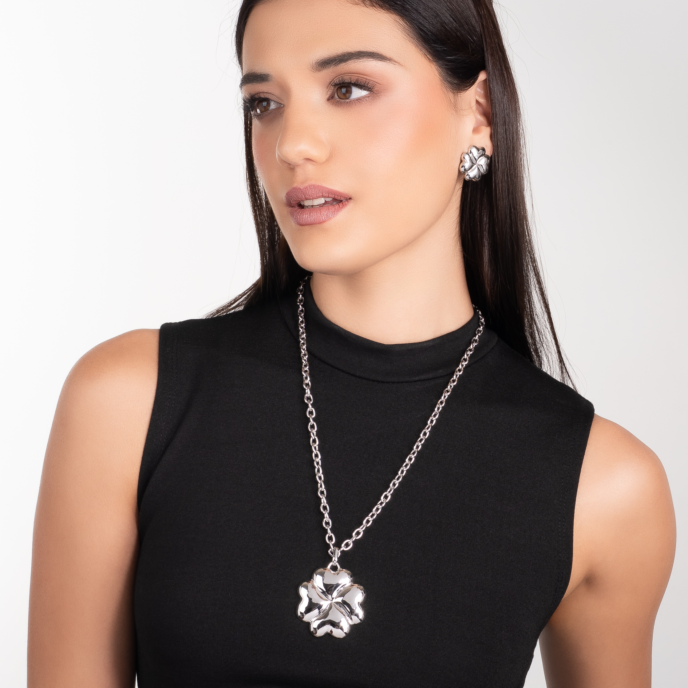 Collar en baño de platino dije trébol diseño pulido moderno