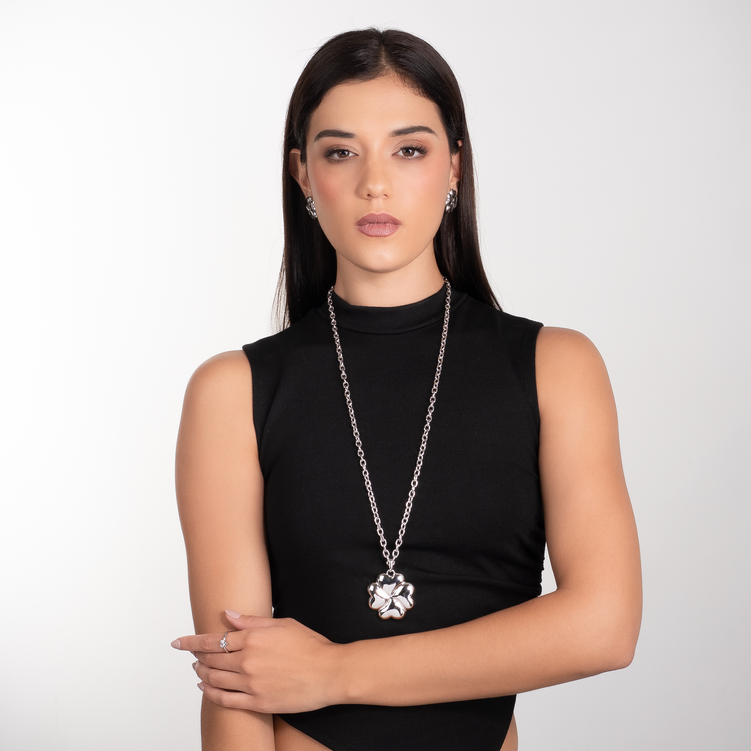 Collar en baño de platino dije trébol diseño pulido moderno