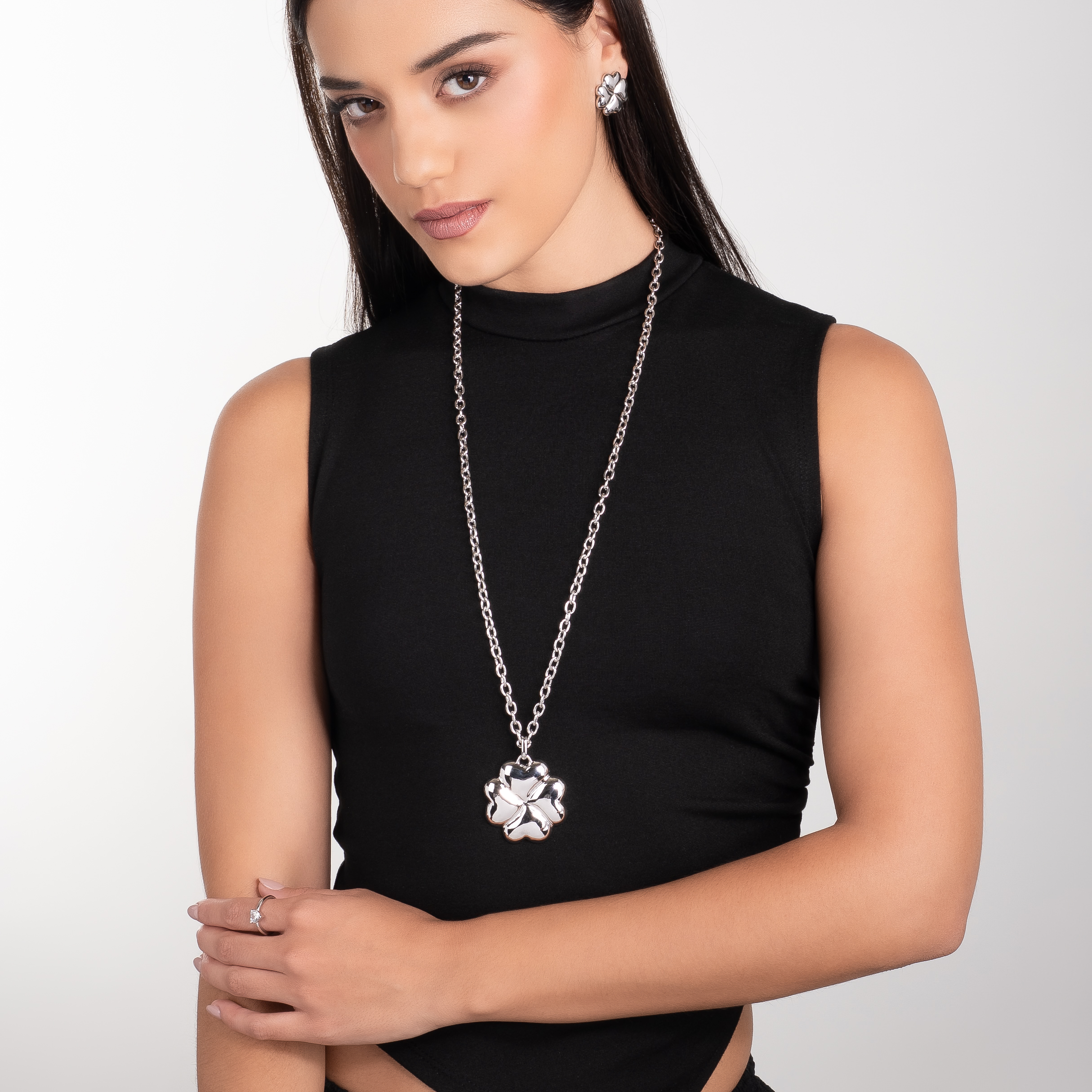 Collar en baño de platino dije trébol diseño pulido moderno