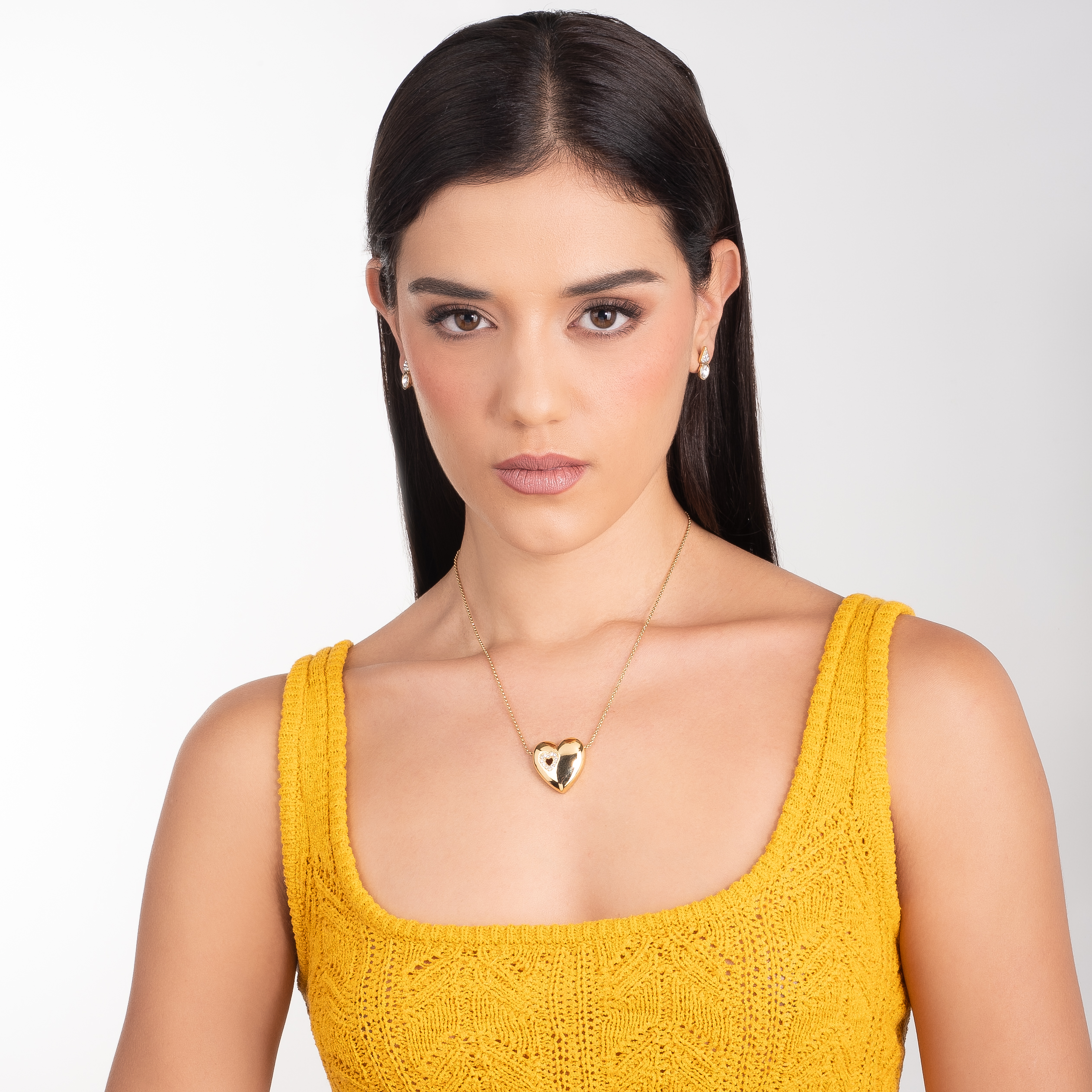 Collar en baño de oro dije corazón y detalles con toque brillante