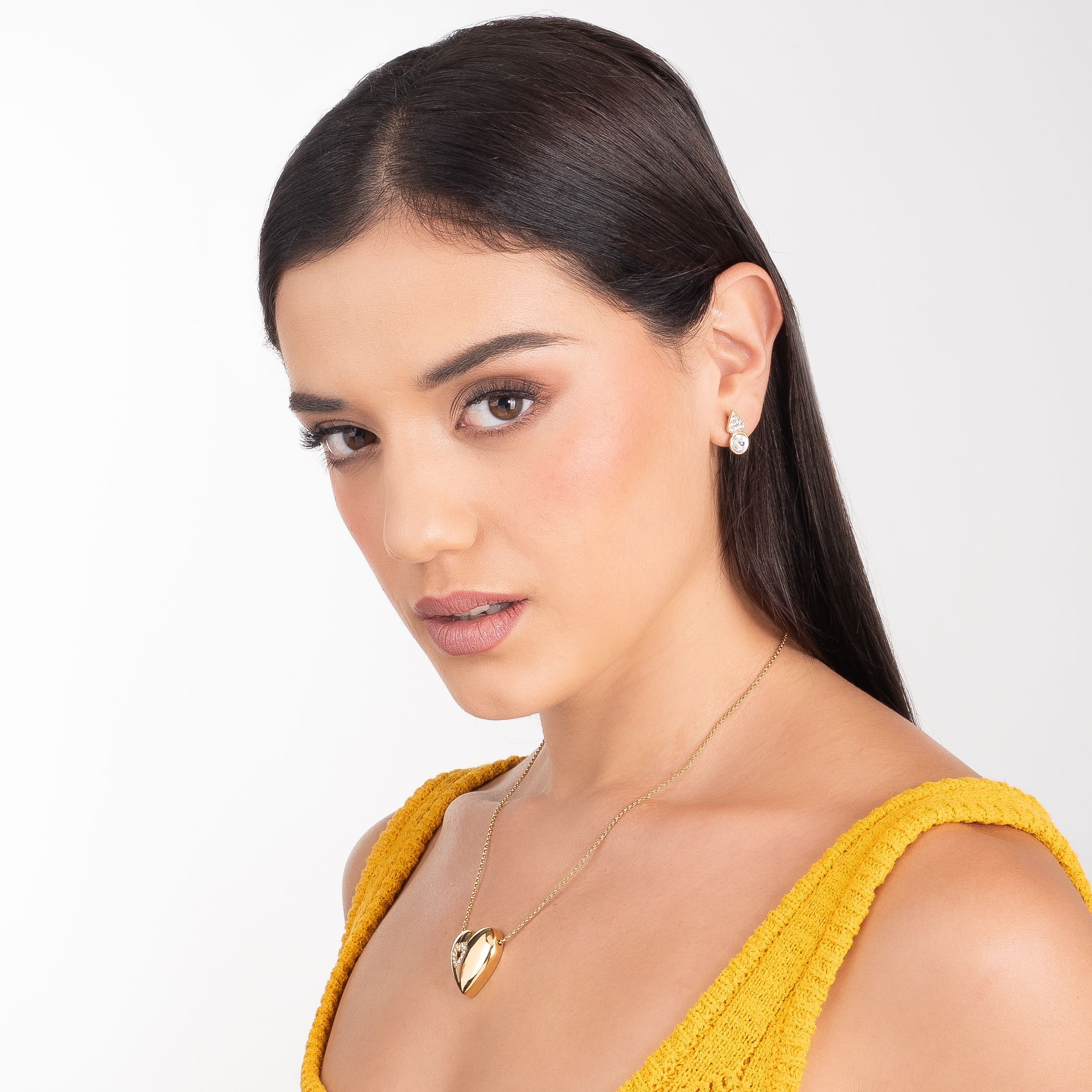 Collar en baño de oro dije corazón y detalles con toque brillante