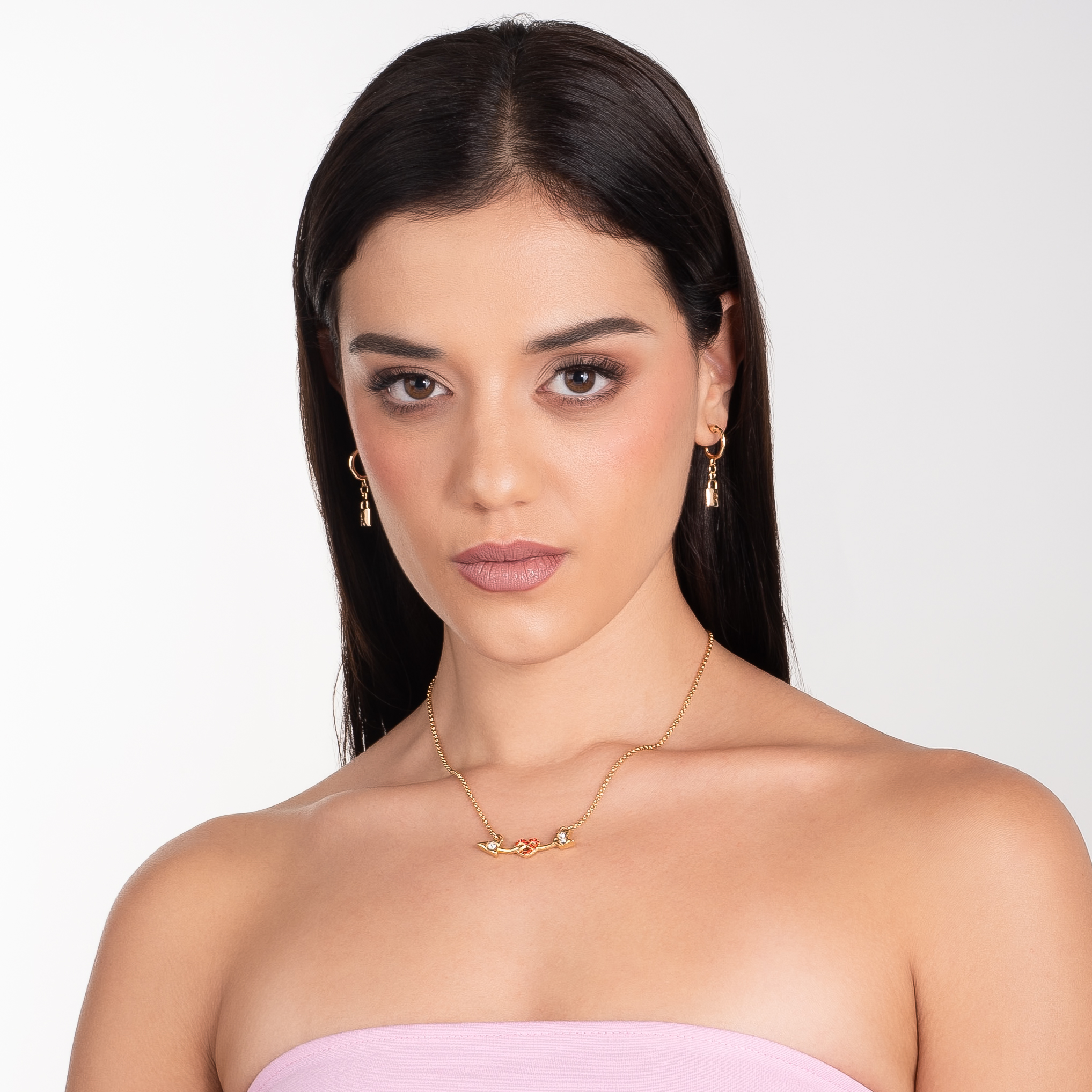 Collar en baño de oro flecha con corazón rojo y toque brillante