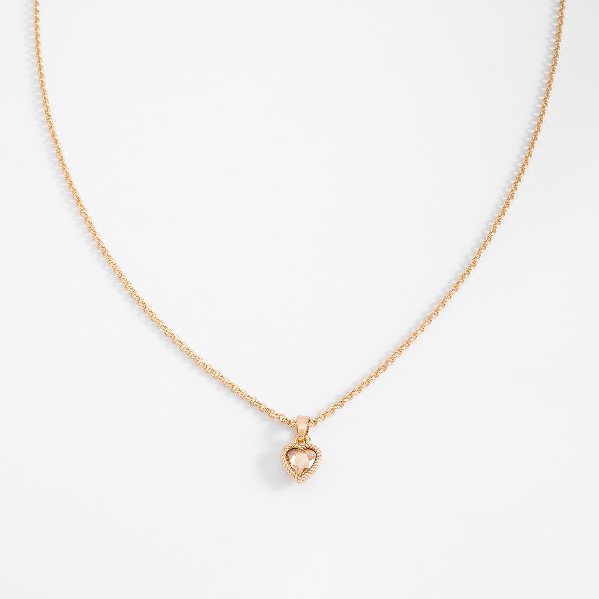 Collar en baño de oro con dije corazón y piedra brillante
