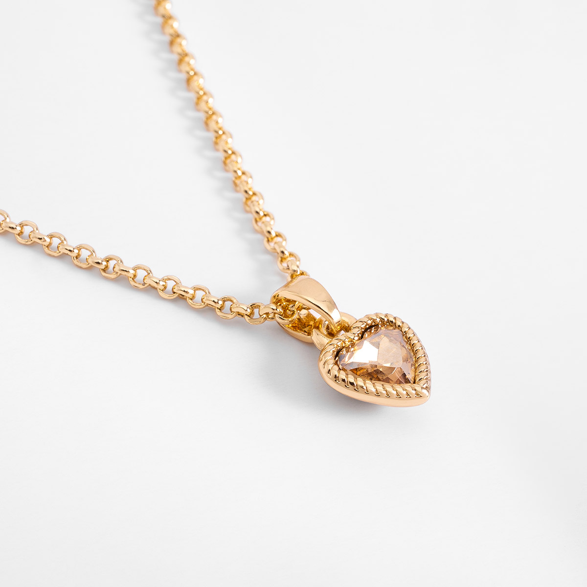 Collar en baño de oro con dije corazón y piedra brillante