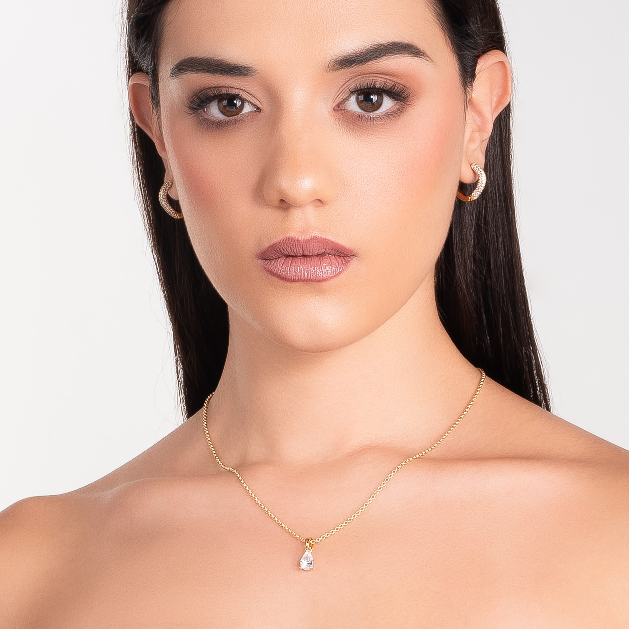 Collar en baño de oro con dije en forma de gota y Diamonice