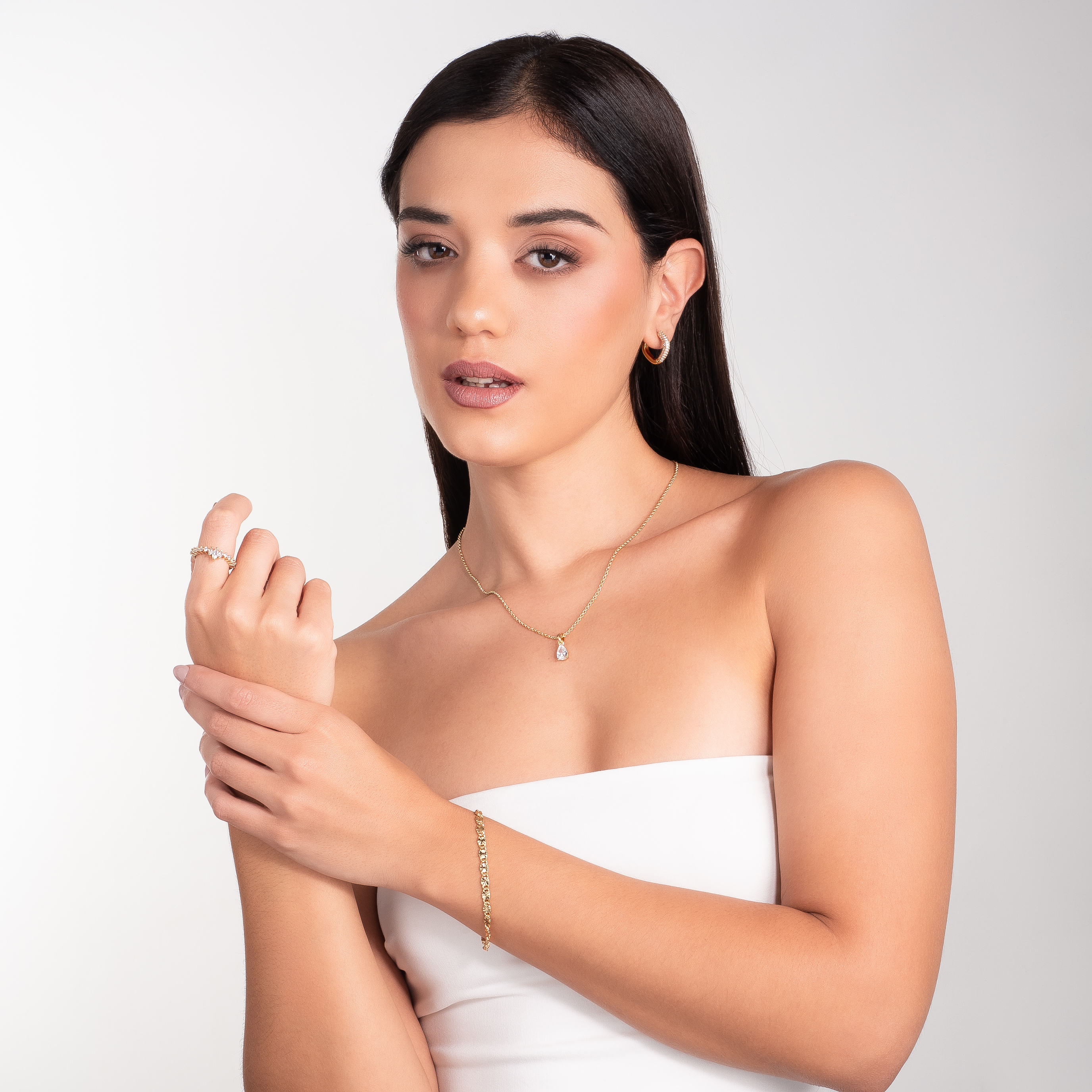 Collar en baño de oro con dije en forma de gota y Diamonice