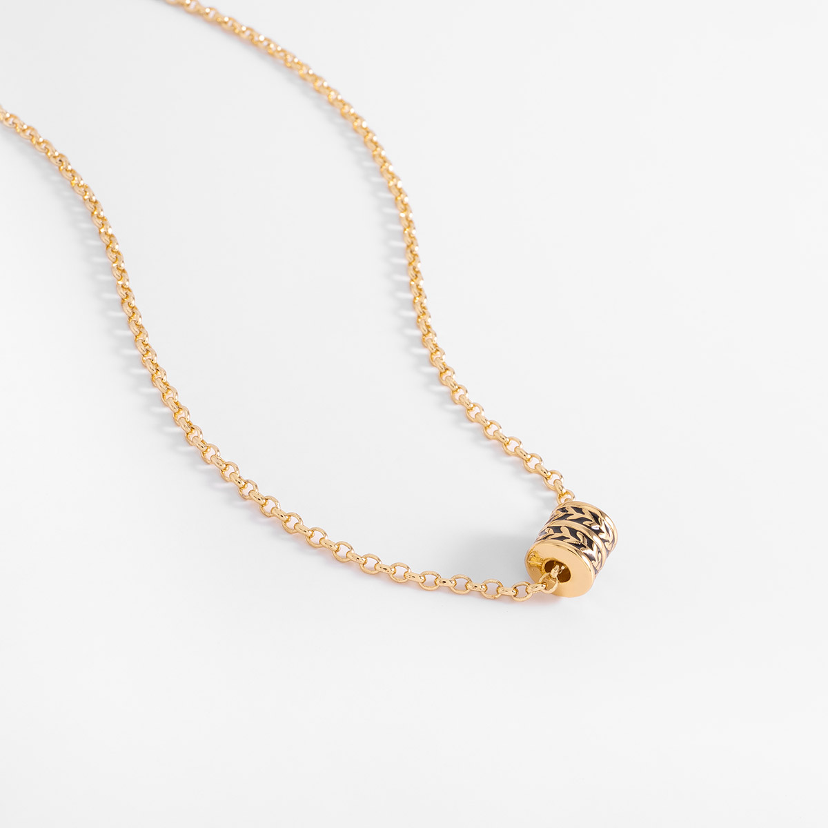 Collar en baño de oro dije cilíndrico con relieve cadena 60 cm