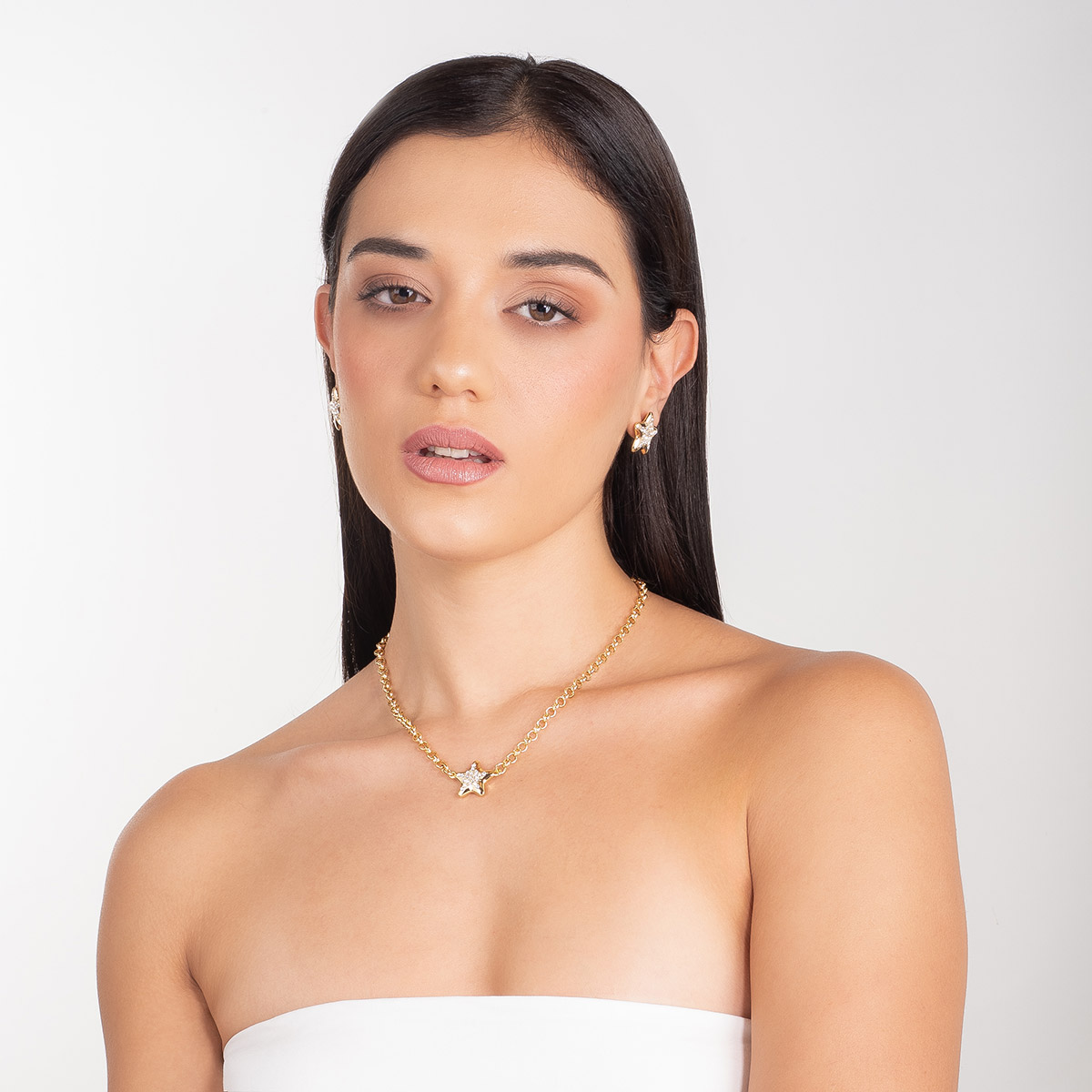 Collar en baño de oro estrella central piedras brillante