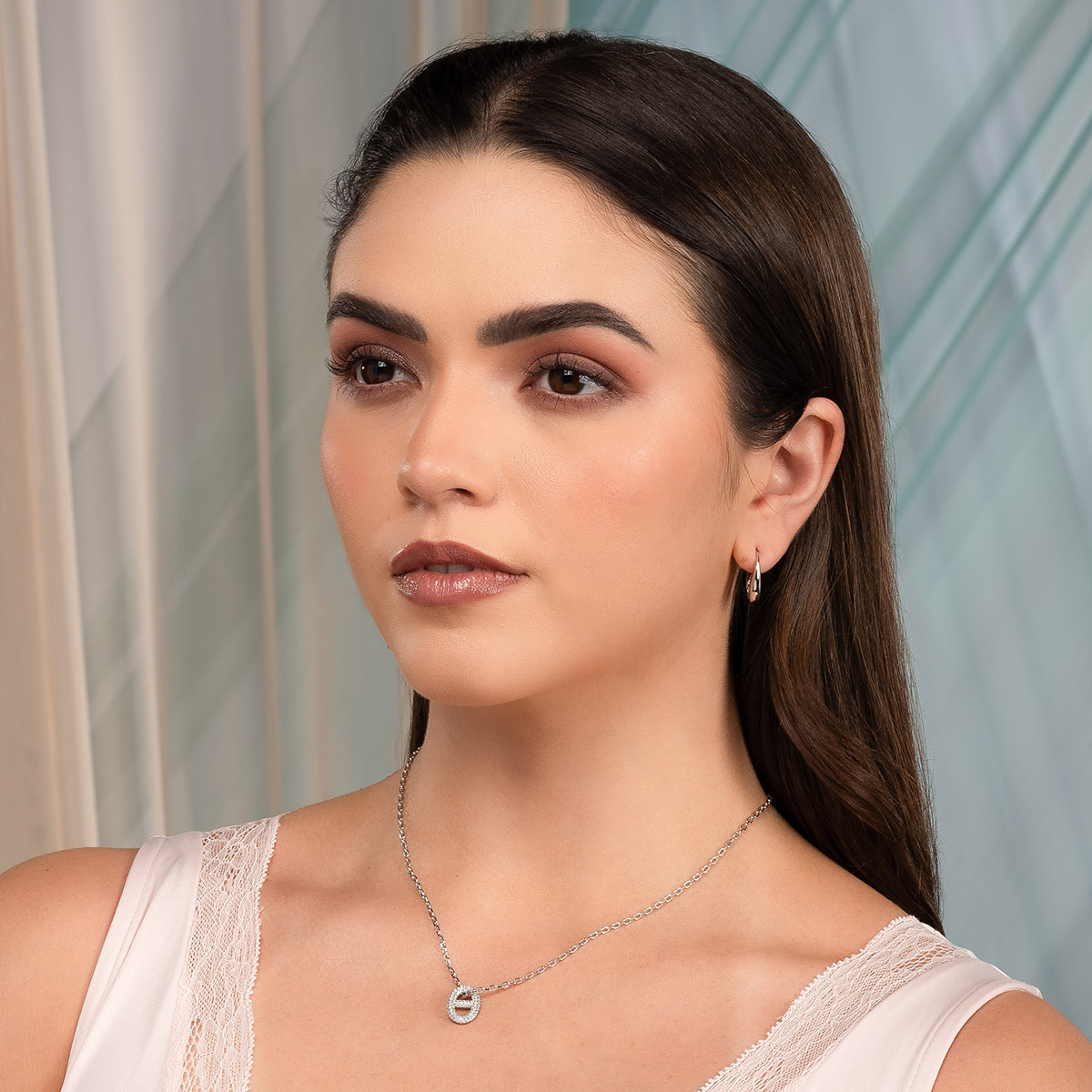 Collar en baño de platino con dije ovalado y toque brillante