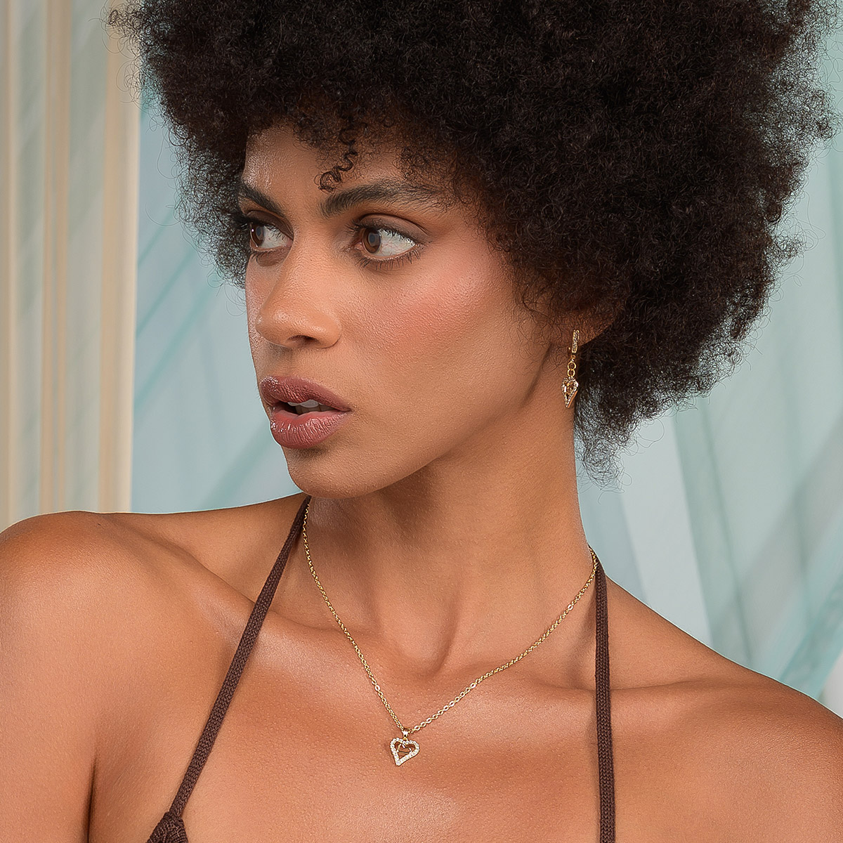 Collar en baño de oro con dije de corazón y toque brillante