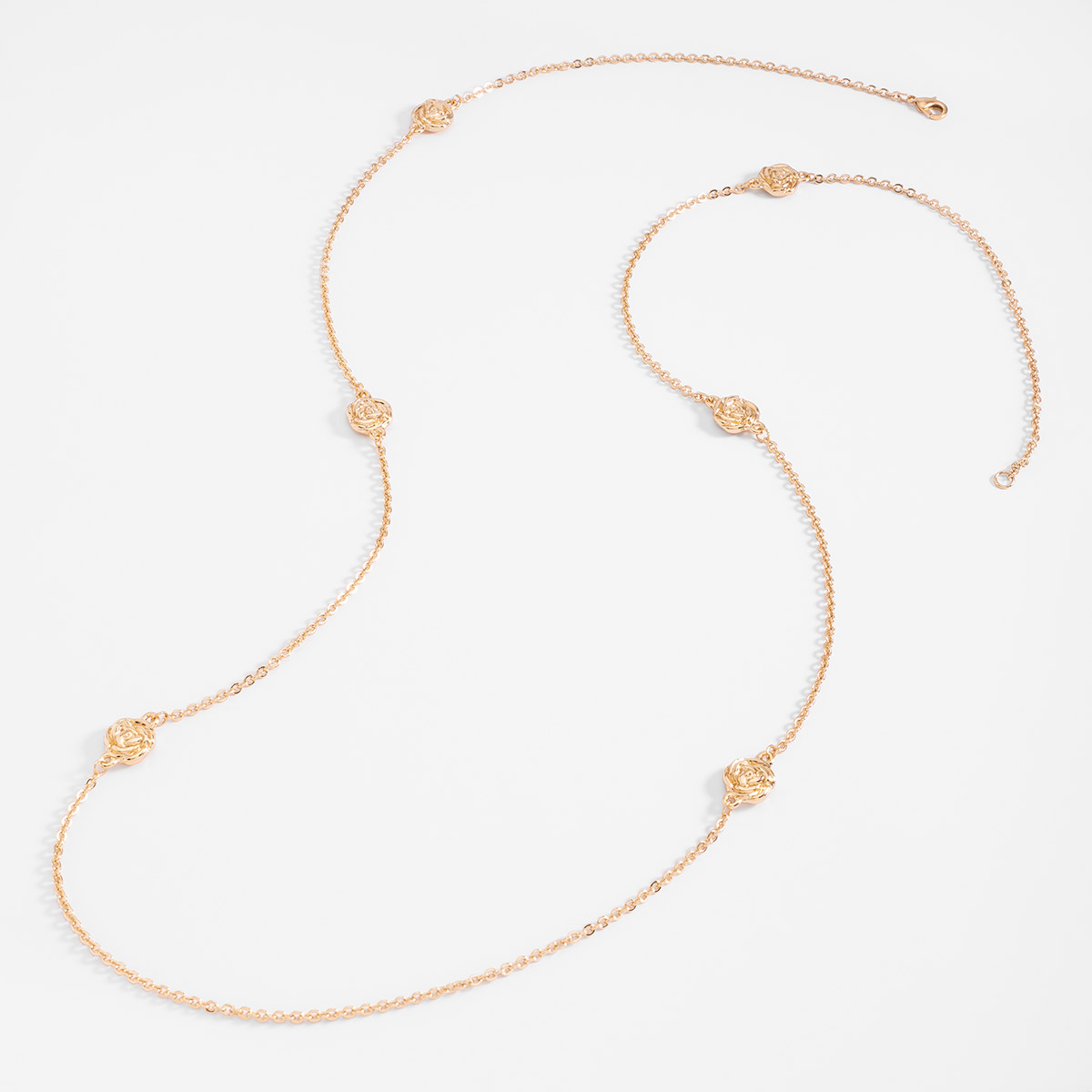 Collar largo en baño de oro con eslabones y detalles de rosa 100 cm