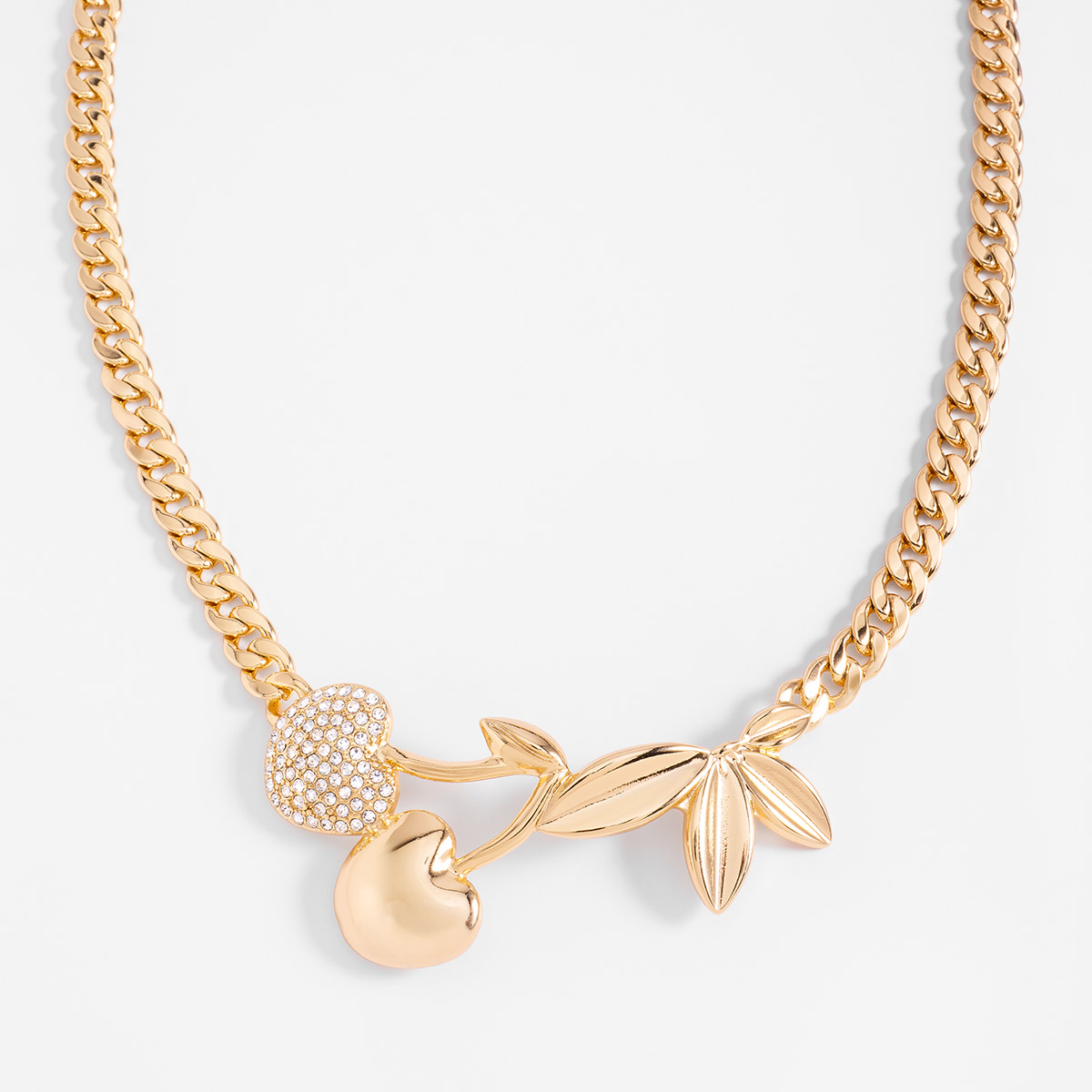 Collar en baño de oro cereza con hojas y detalle brillante