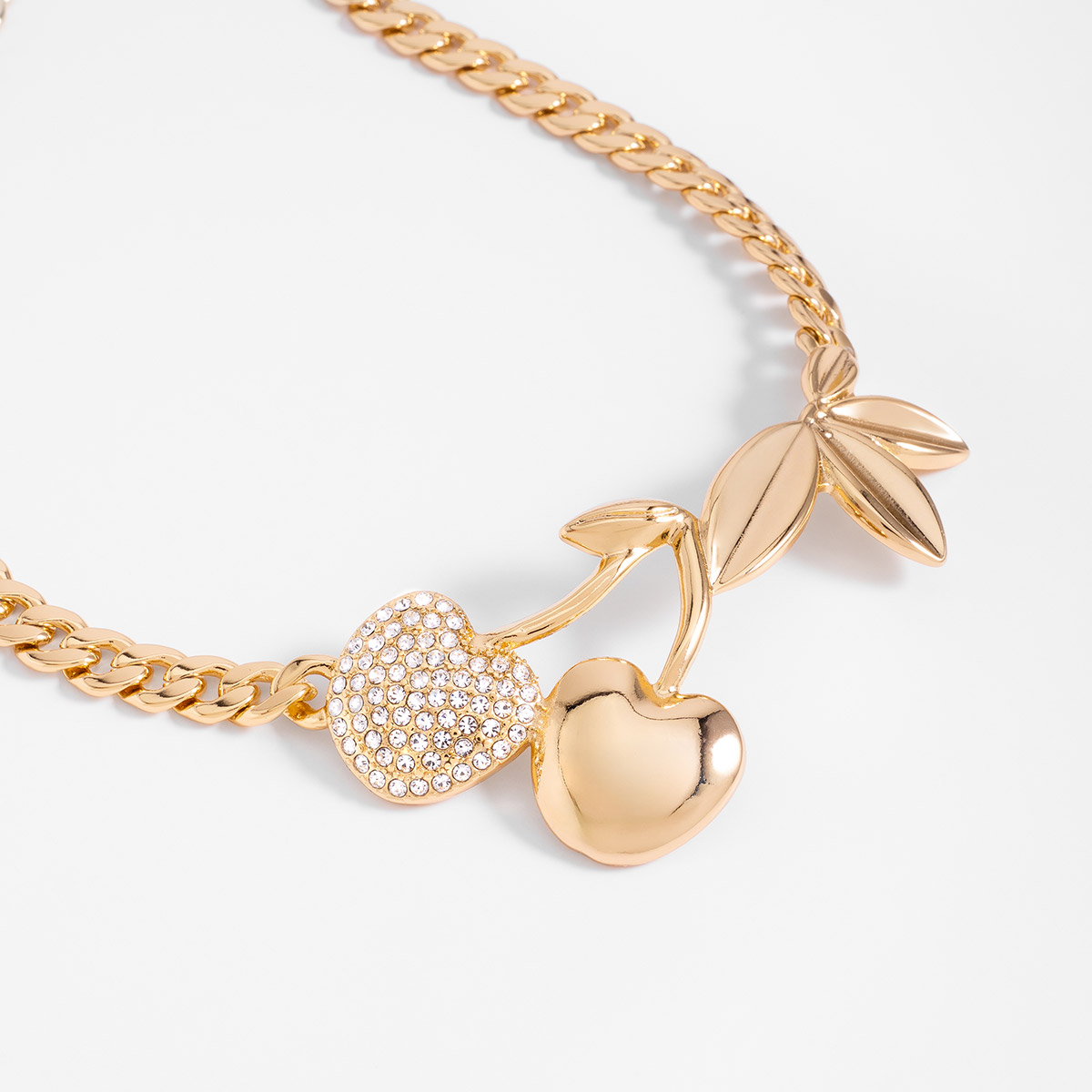 Collar en baño de oro cereza con hojas y detalle brillante